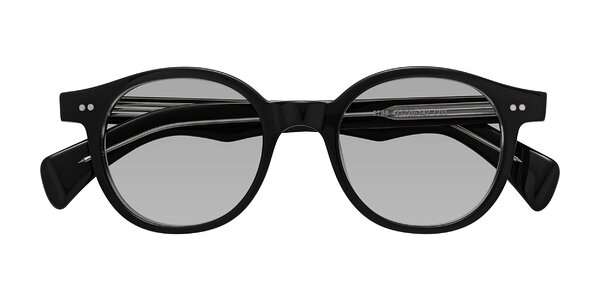 Front of Kaju in Black/Clear