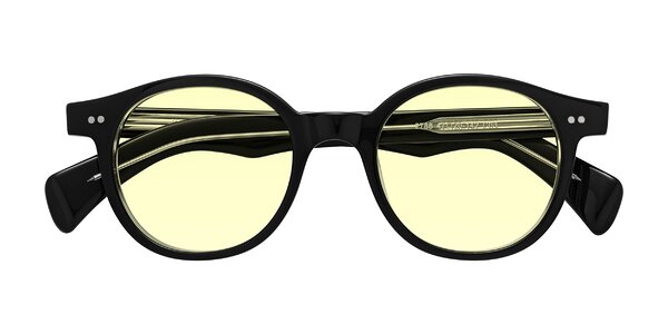 Front of Kaju in Black/Clear