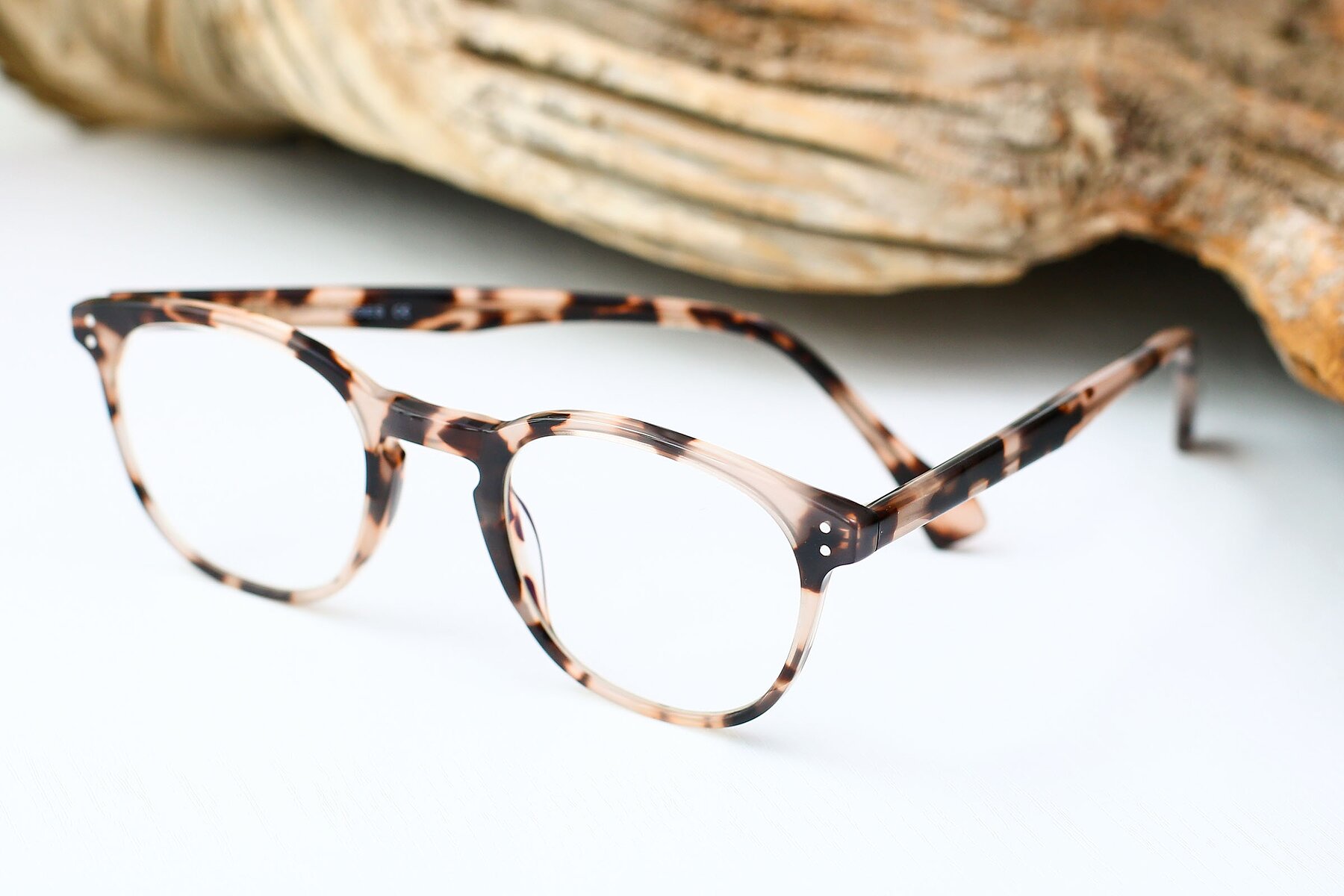 Lifestyle photography #2 of 17293 in Tortoise with Clear Reading Eyeglass Lenses