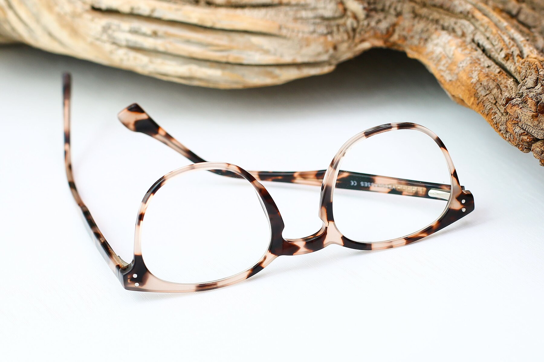 Lifestyle photography #3 of 17293 in Tortoise with Clear Eyeglass Lenses
