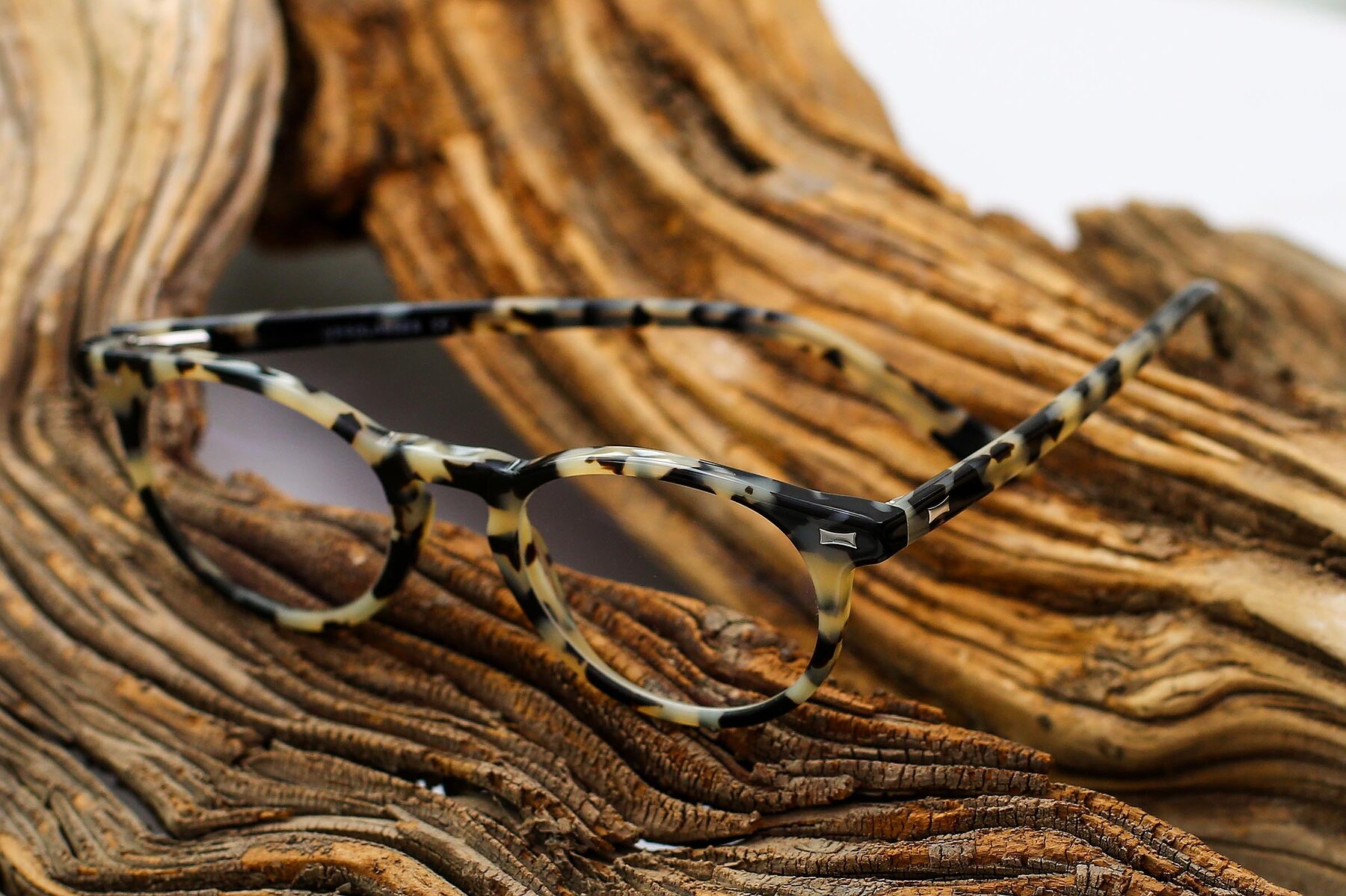 Lifestyle photography #2 of 17330 in Tortoise Honey with Clear Eyeglass Lenses
