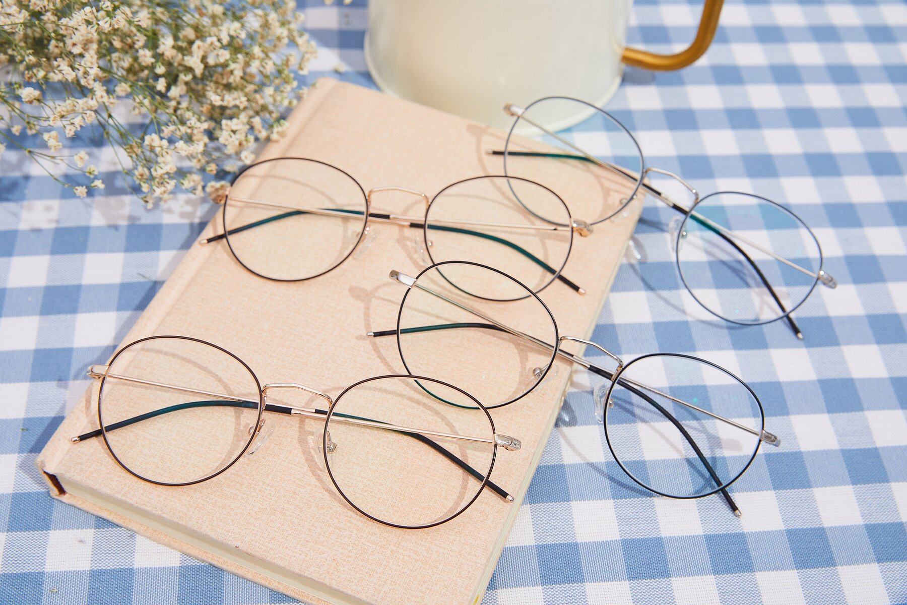 Lifestyle photography #4 of 9458 in Gold-Brown with Clear Reading Eyeglass Lenses