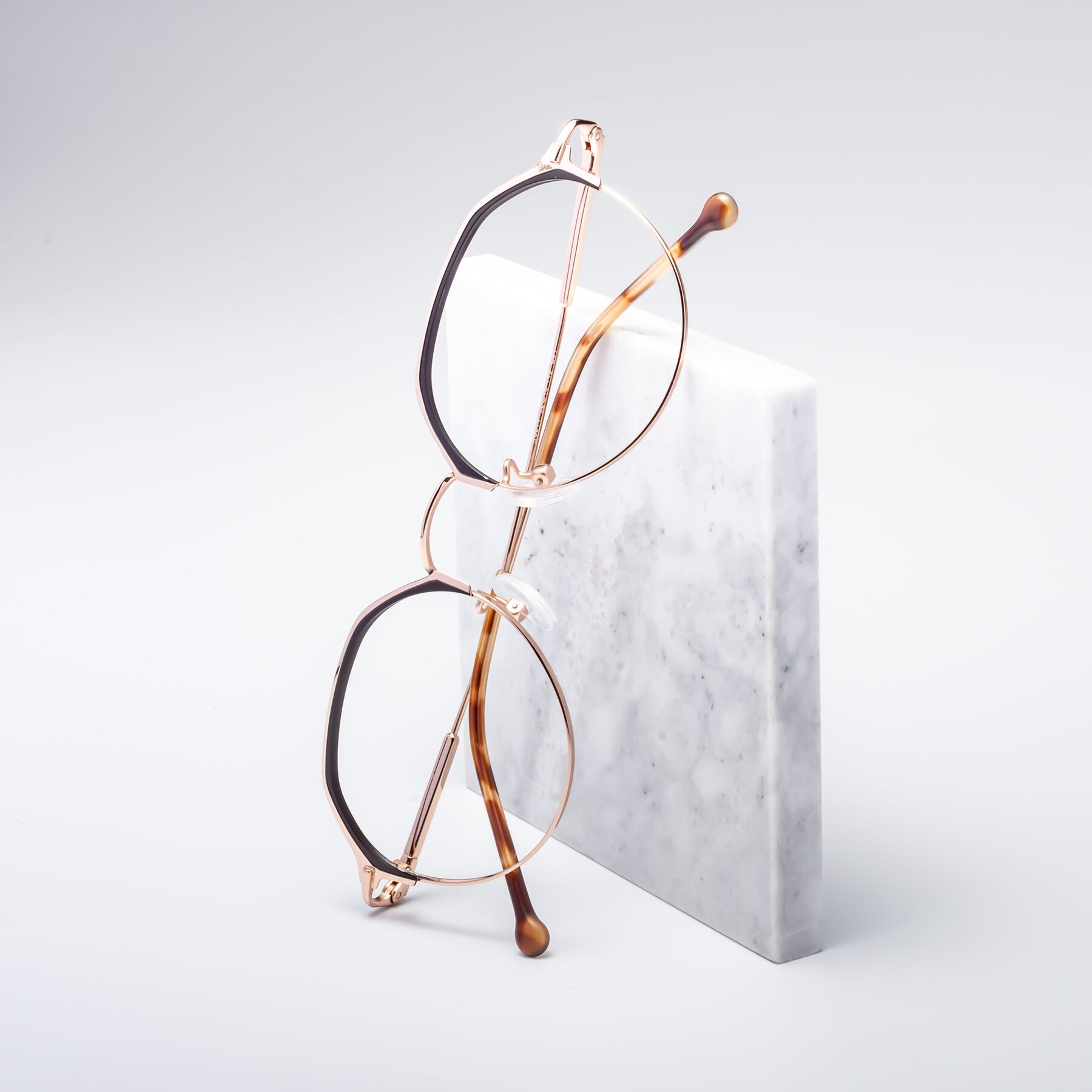 Lifestyle photography #1 of 18014 in Black-Rose Gold with Clear Blue Light Blocking Lenses