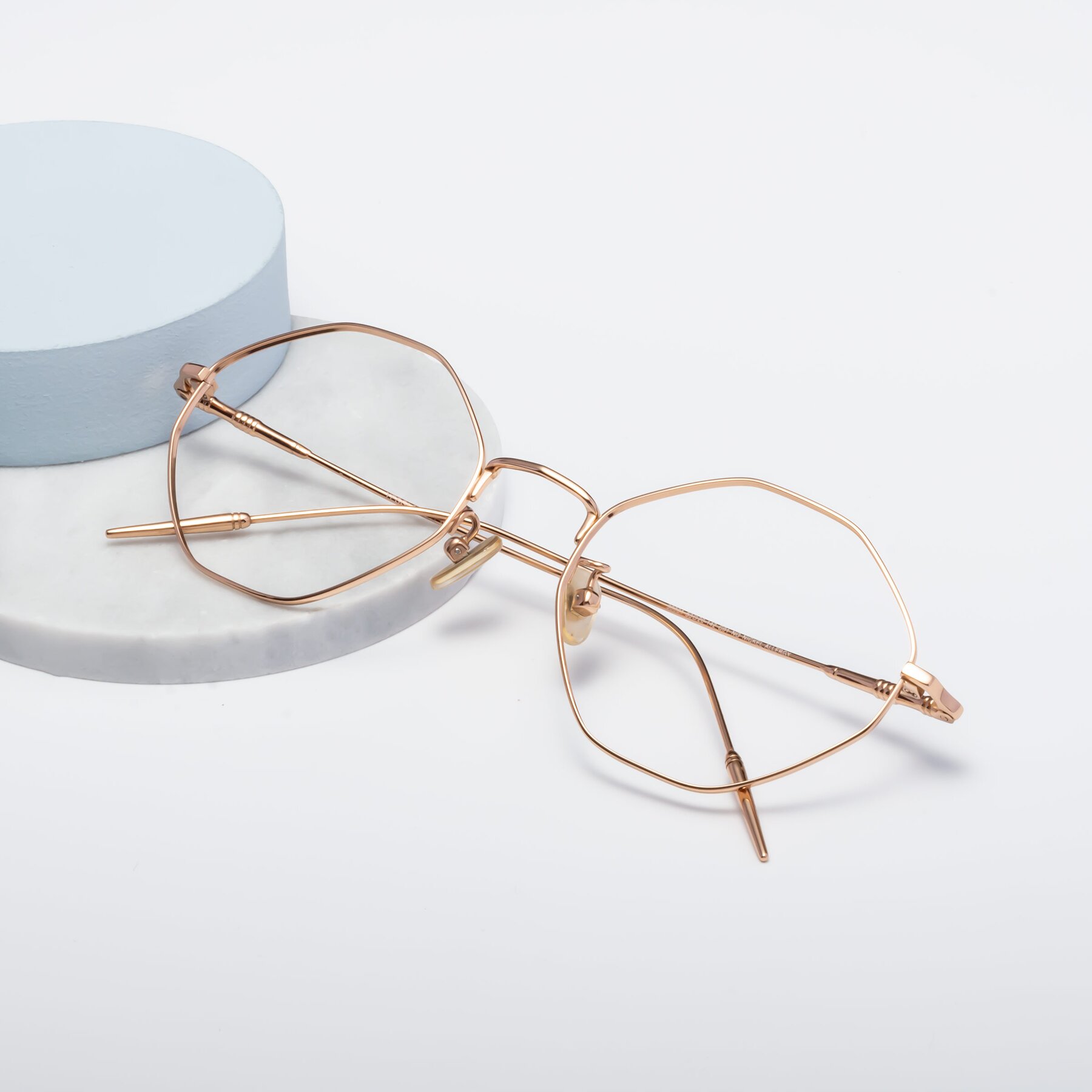 Lifestyle photography #1 of 90001 in Rose Gold with Clear Blue Light Blocking Lenses
