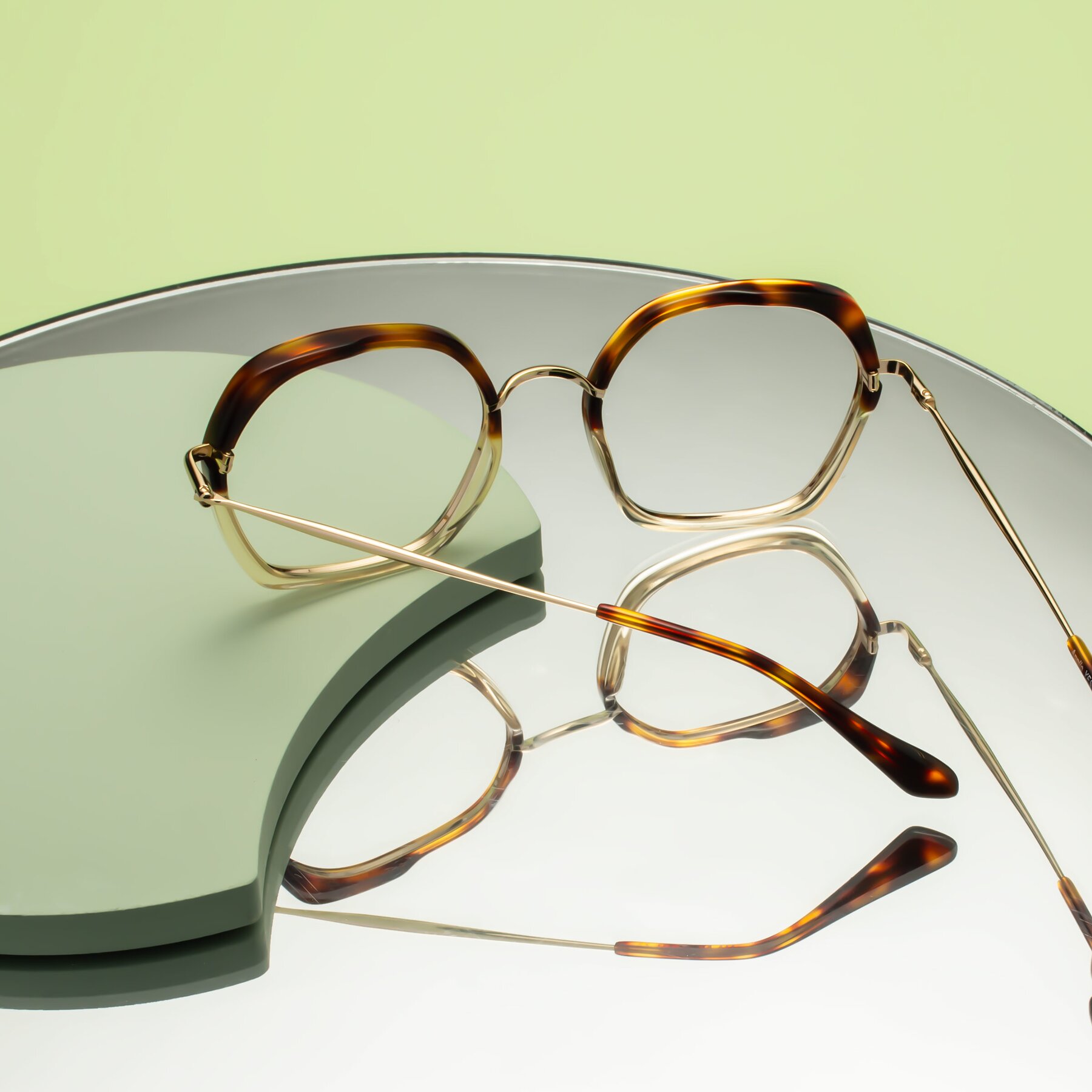 Lifestyle photography #2 of Apollo in Tortoise-Champagne with Clear Reading Eyeglass Lenses