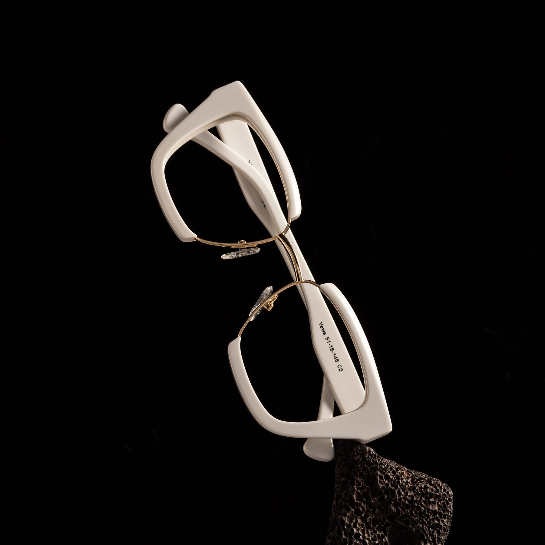 Lifestyle photography #1 of Yews in White-Gold with Clear Eyeglass Lenses