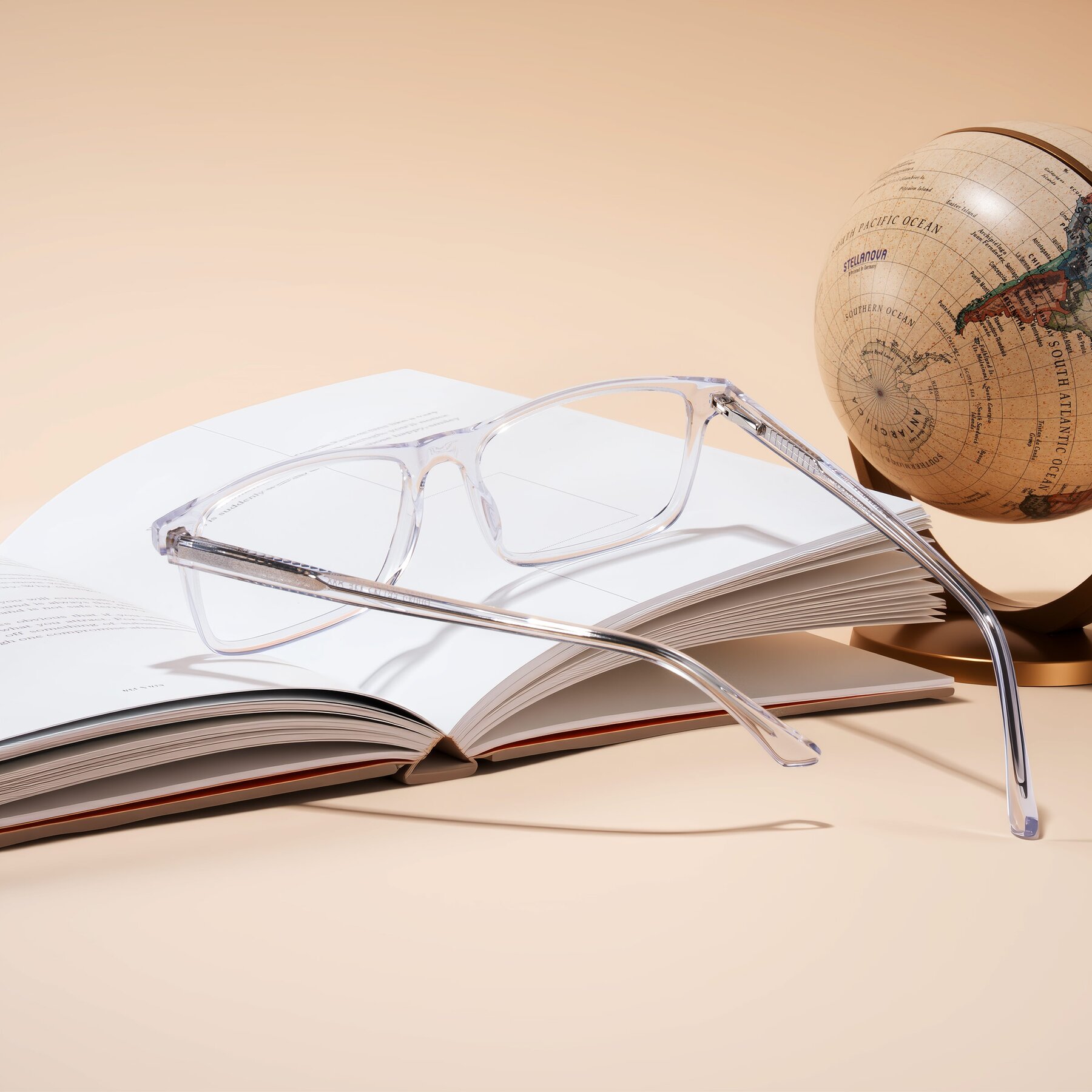 Lifestyle photography #1 of Plan in Clear with Clear Eyeglass Lenses