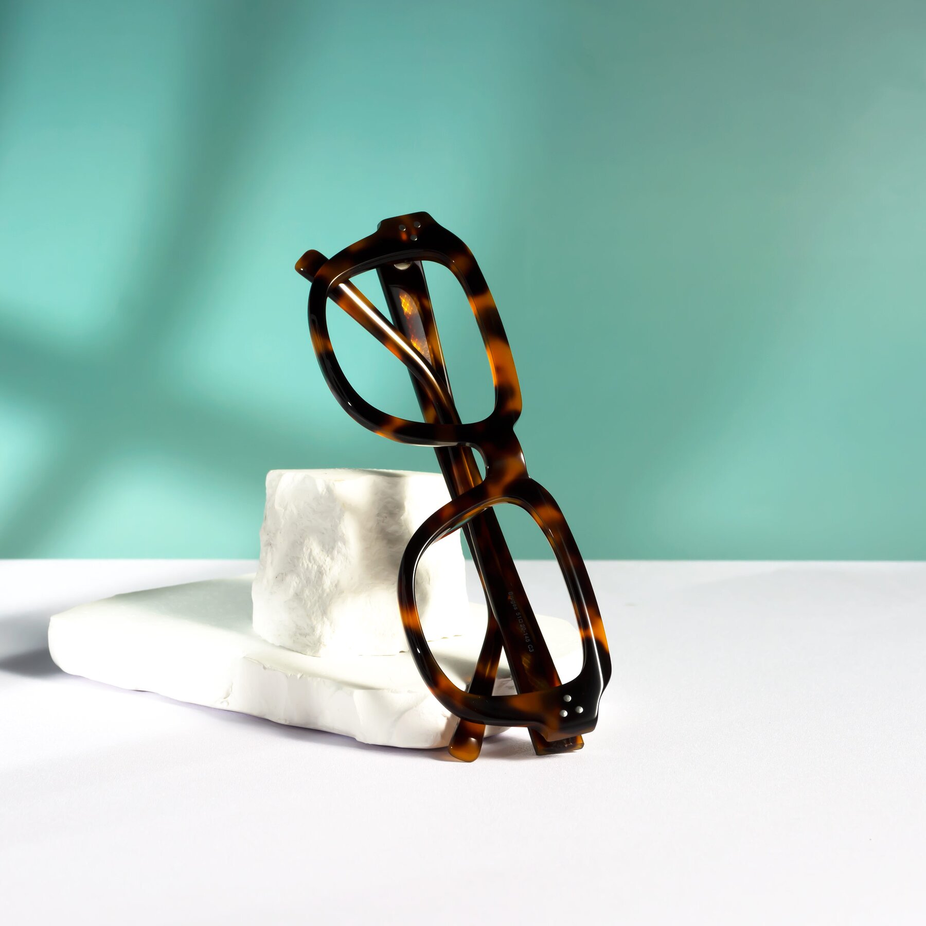 Lifestyle photography #1 of Bruges in Tortoise with Clear Eyeglass Lenses