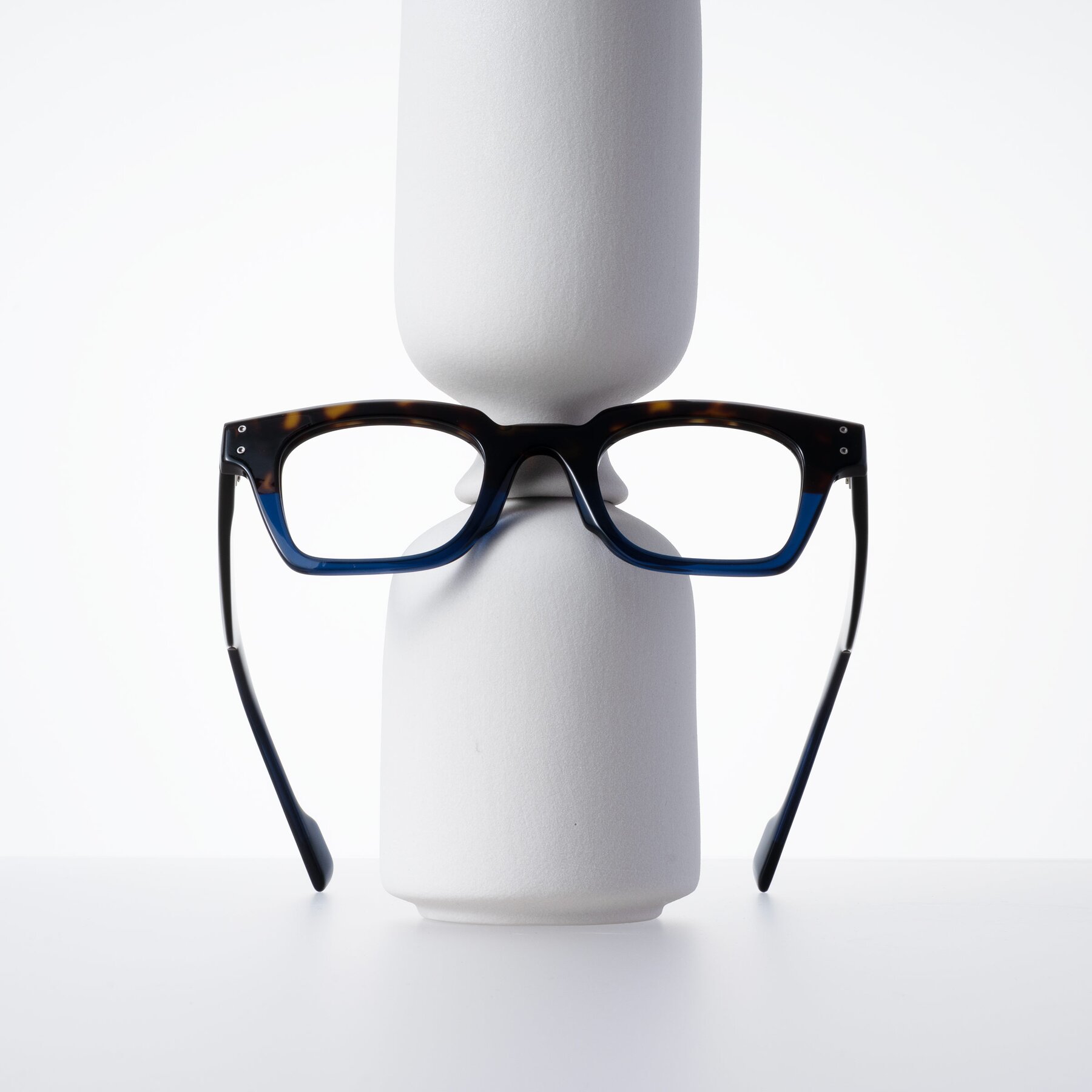 Lifestyle photography #1 of Perez in Dark Tortoise/Blue with Clear Eyeglass Lenses