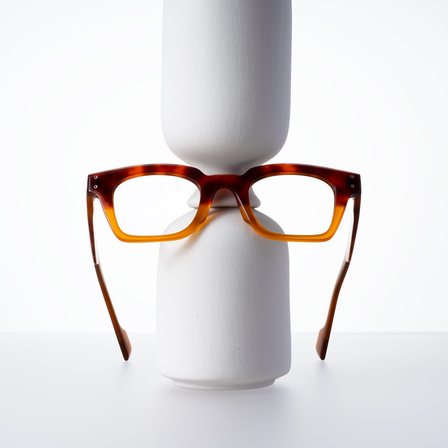 Lifestyle photography #1 of Perez in Tortoise/Amber with Clear Eyeglass Lenses