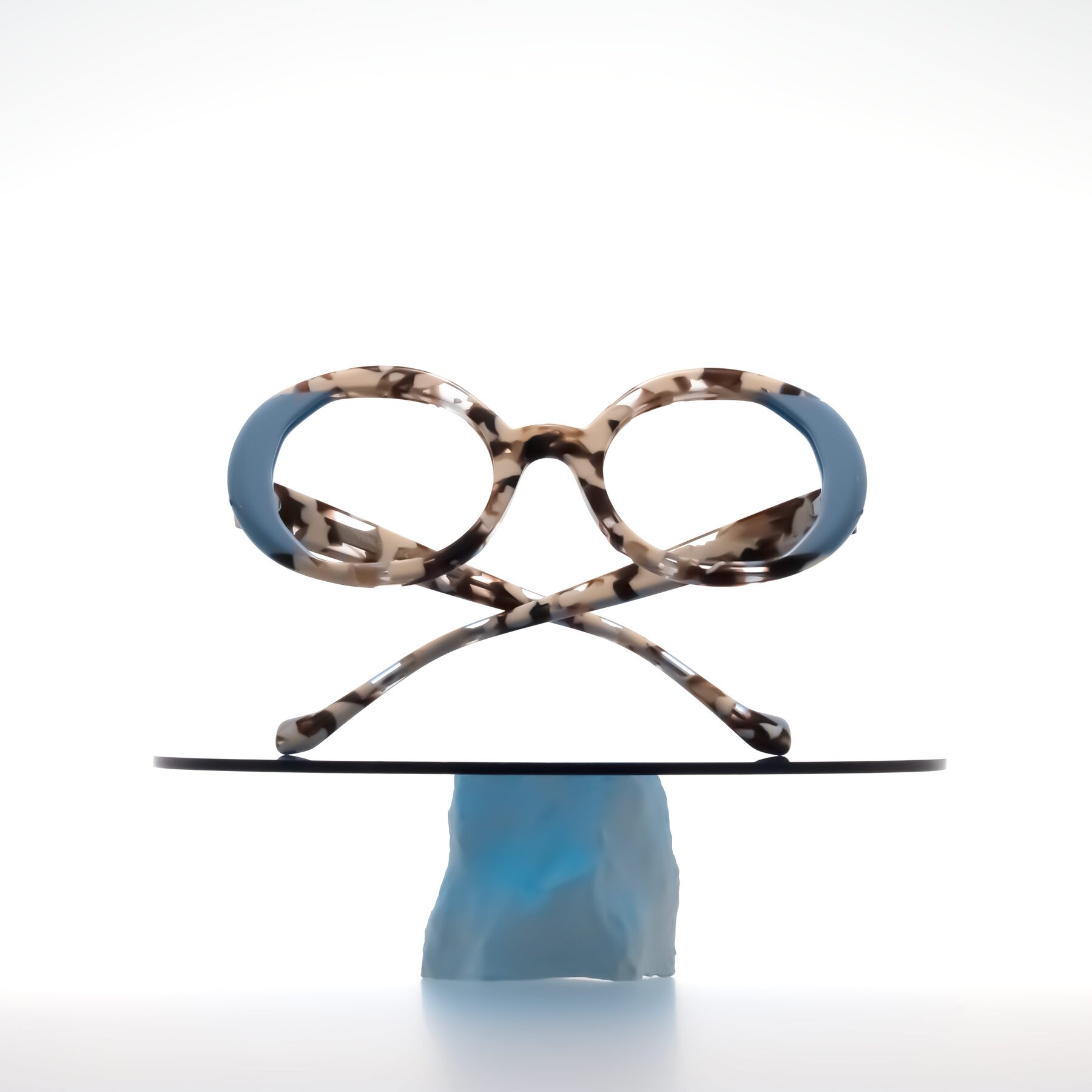 Lifestyle photography #1 of Rao in Beige Tortoise/Blue with Clear Eyeglass Lenses