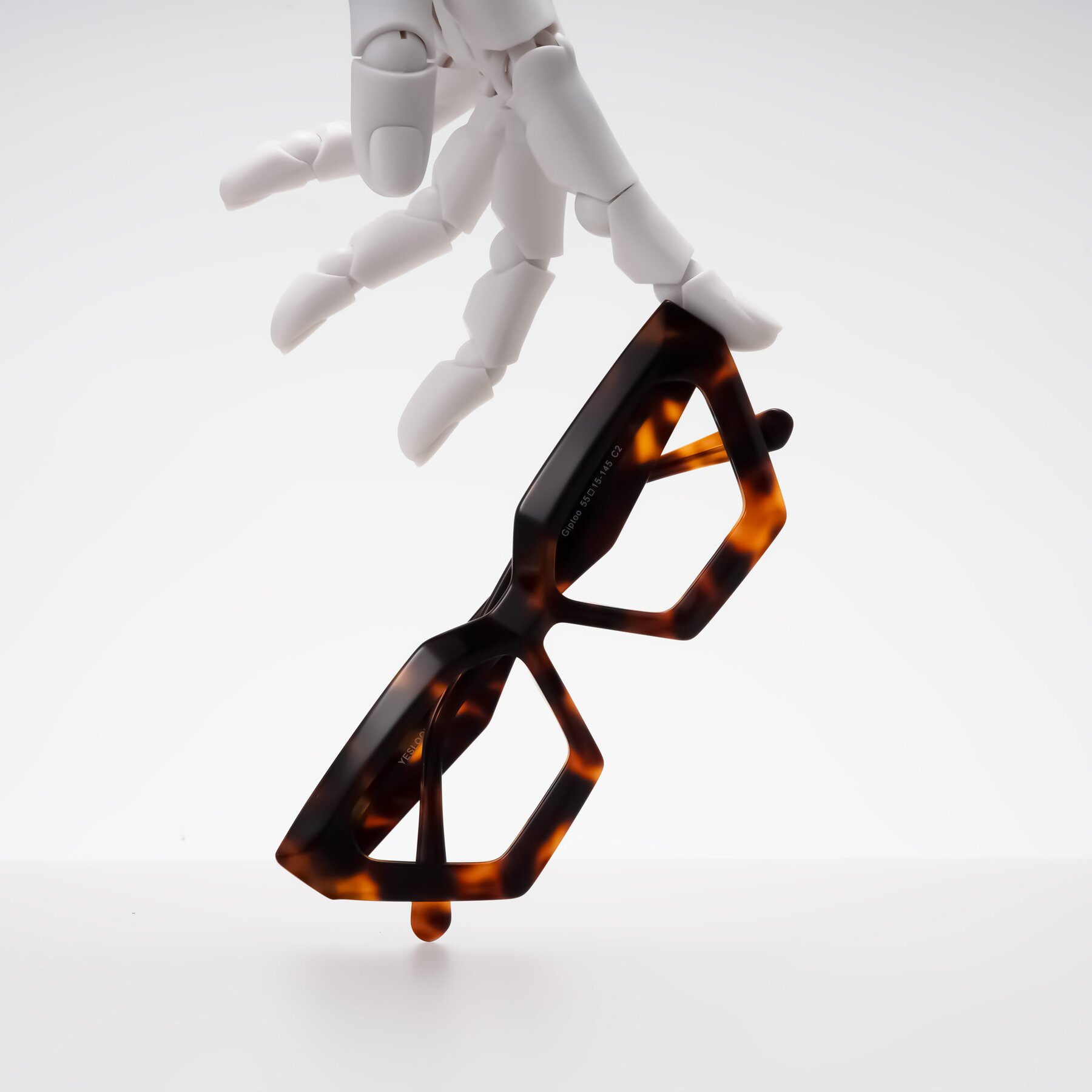 Lifestyle photography #1 of Giptoo in Tortoise with Clear Reading Eyeglass Lenses