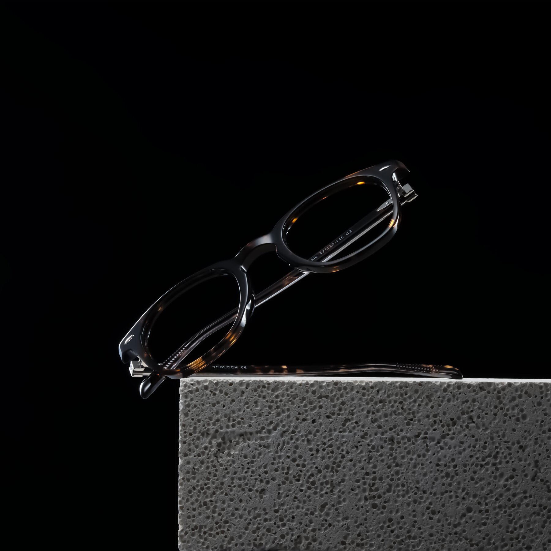 Lifestyle photography #1 of Palu in Tortoise with Clear Blue Light Blocking Lenses