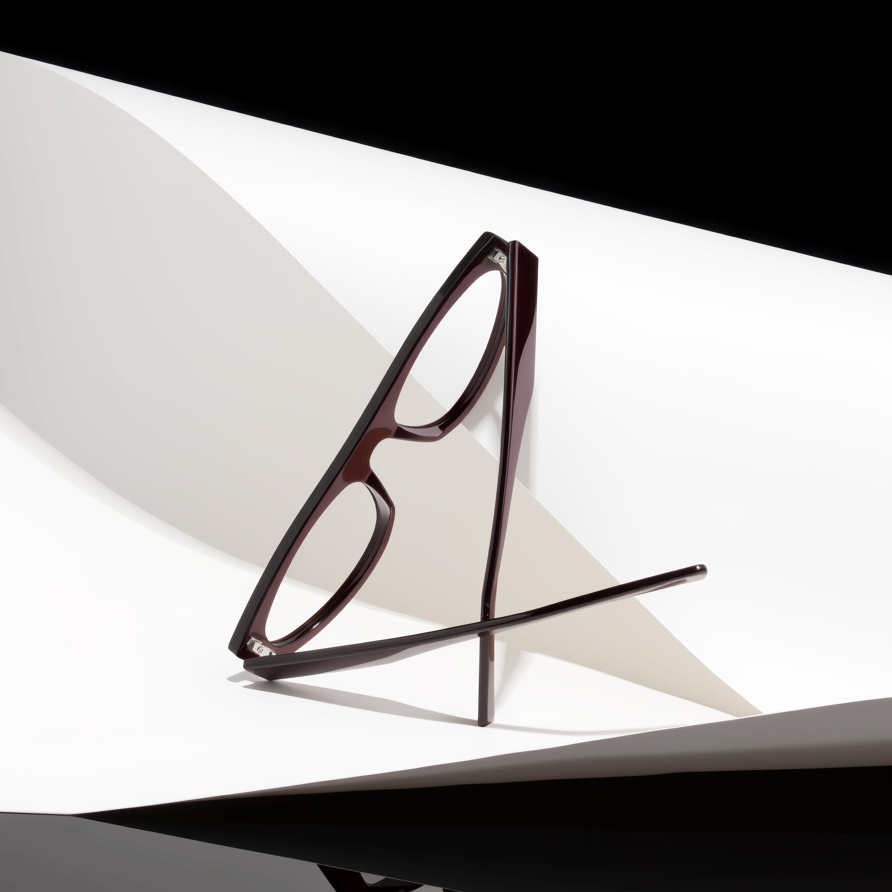 Lifestyle photography #2 of Carnew in Pearlescent Burgundy with Clear Eyeglass Lenses