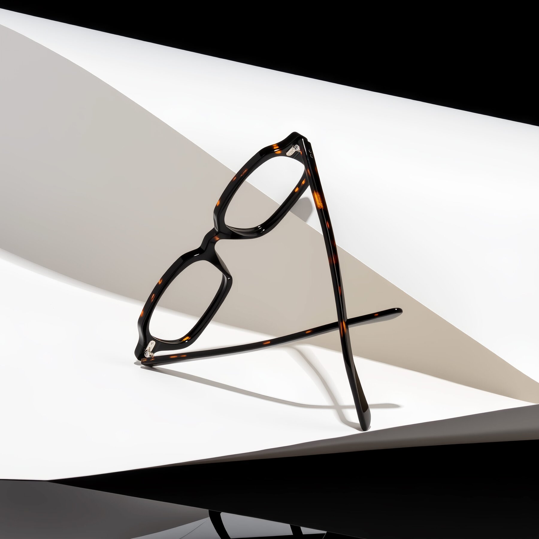 Lifestyle photography #2 of Eustis in Tortoise with Clear Eyeglass Lenses