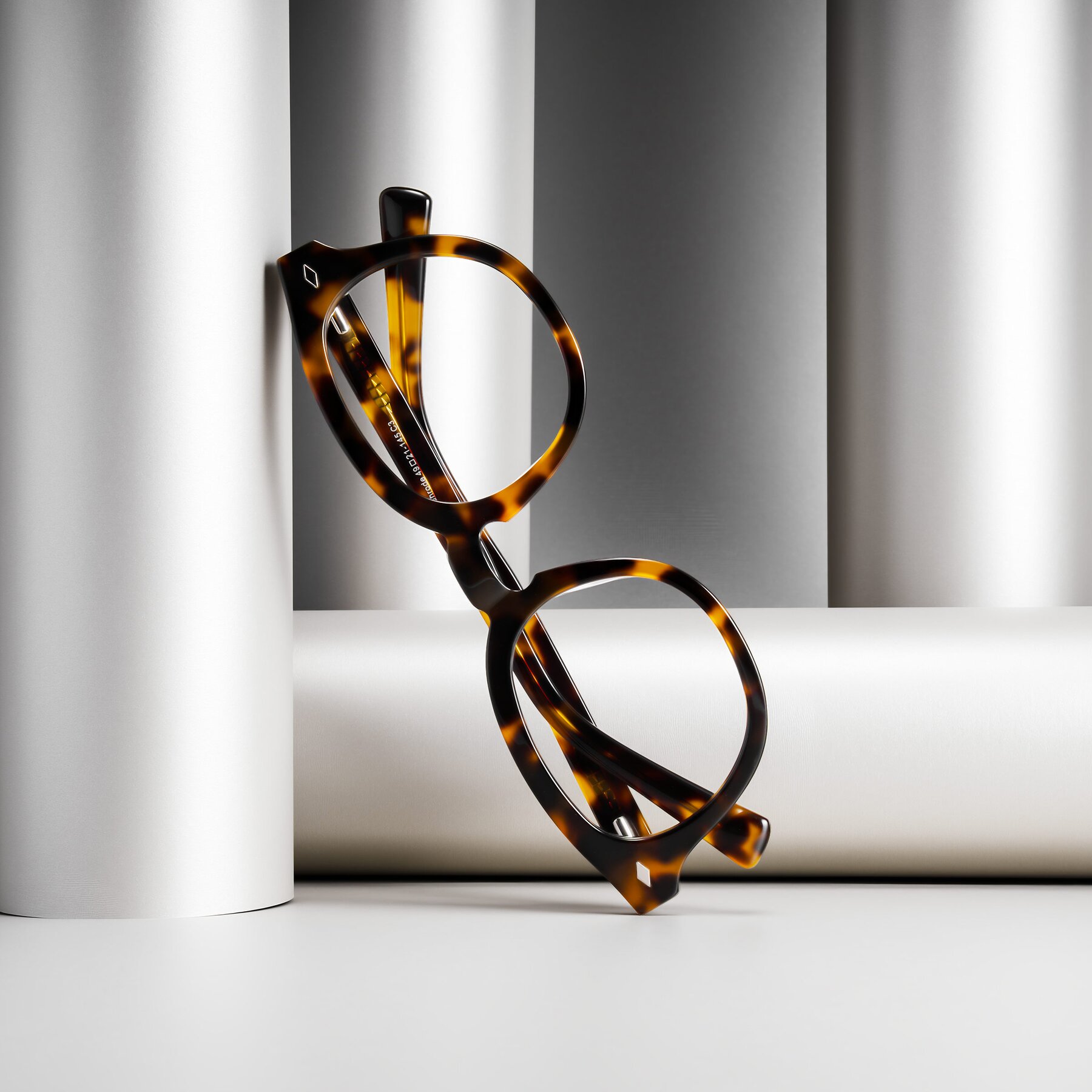 Lifestyle photography #1 of Nehrode in Tortoise with Clear Eyeglass Lenses
