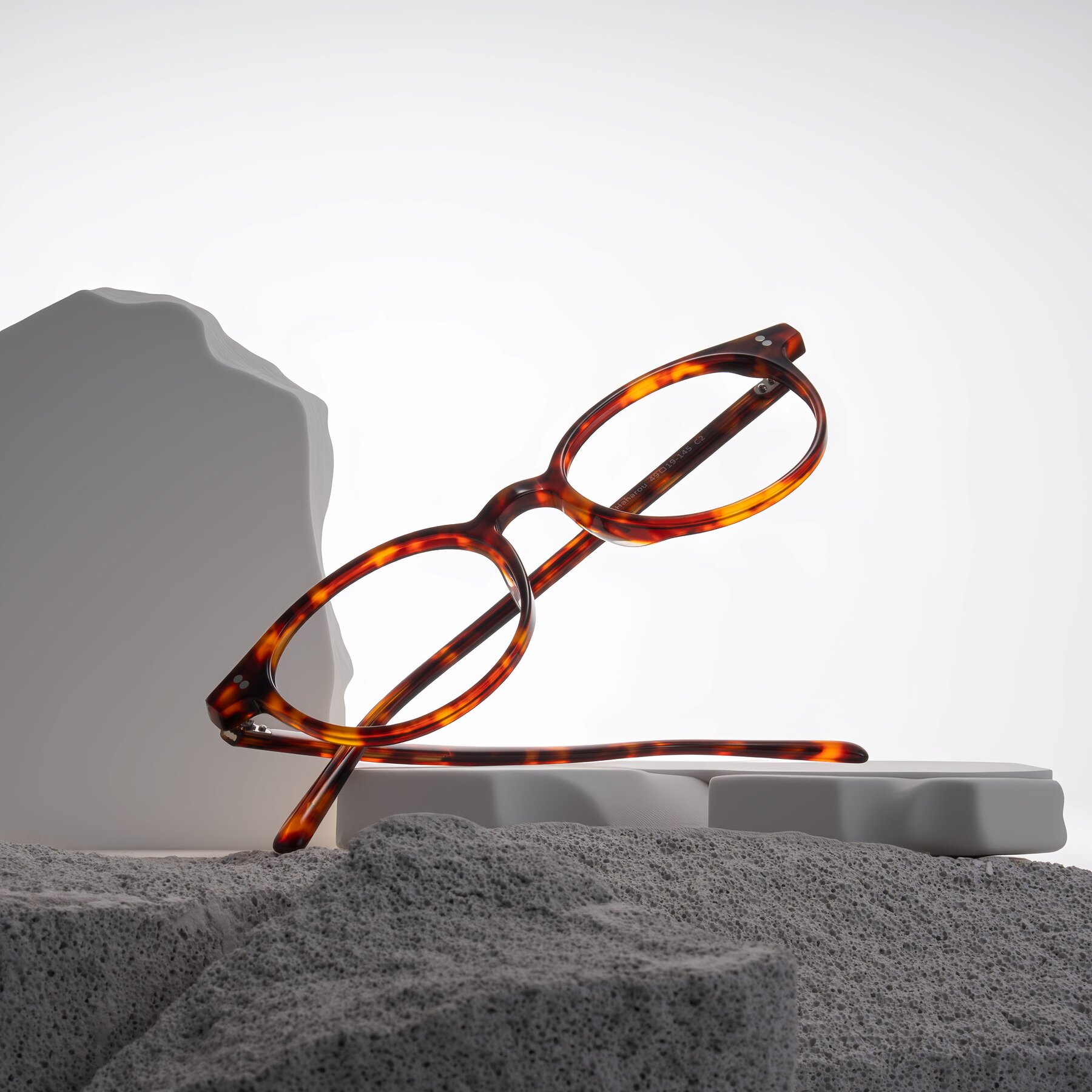 Lifestyle photography #1 of Haharou in Tortoise with Clear Blue Light Blocking Lenses