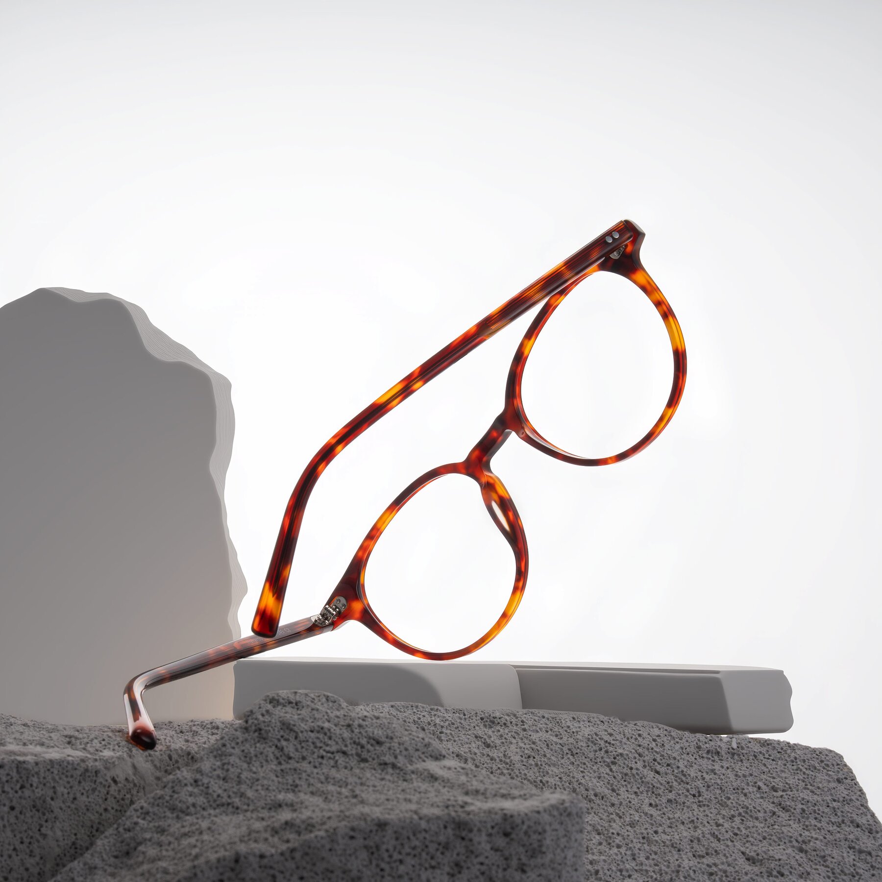 Lifestyle photography #2 of Haharou in Tortoise with Clear Blue Light Blocking Lenses