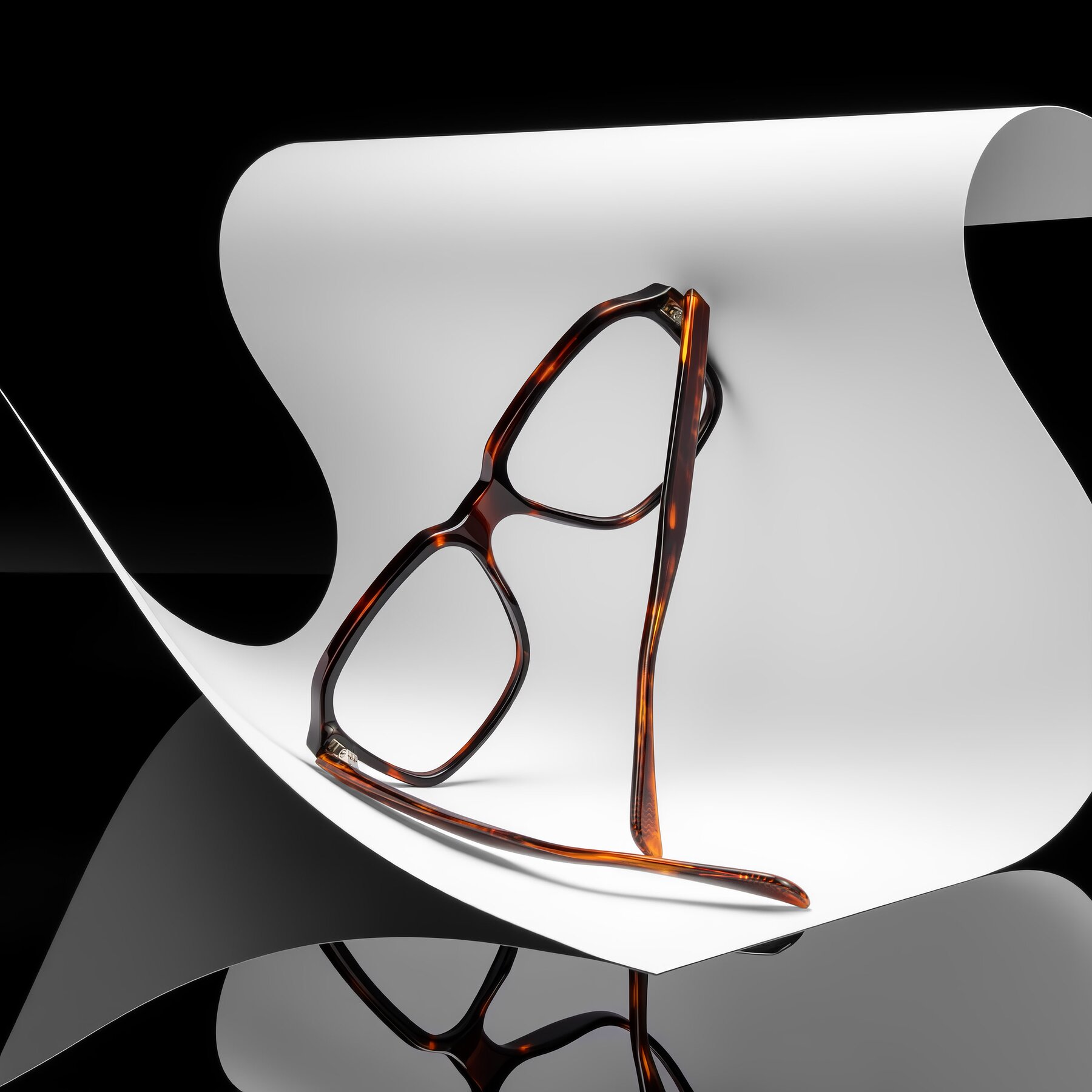 Lifestyle photography #1 of Upbeat in Tortoise with Clear Eyeglass Lenses