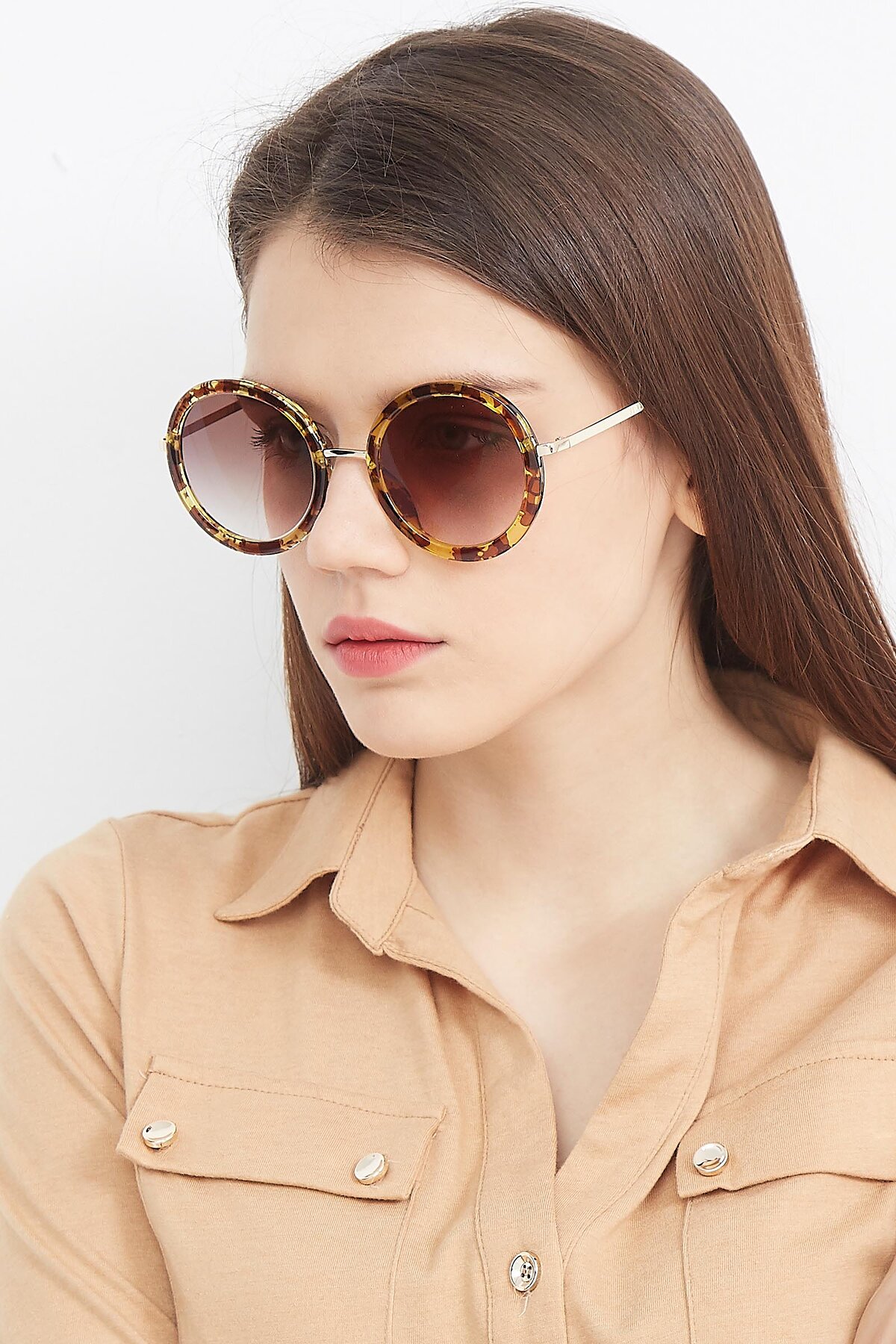 Women's lifestyle photography (portrait-2) of Bloom in Transparent Tortoise with Brown Gradient Lenses