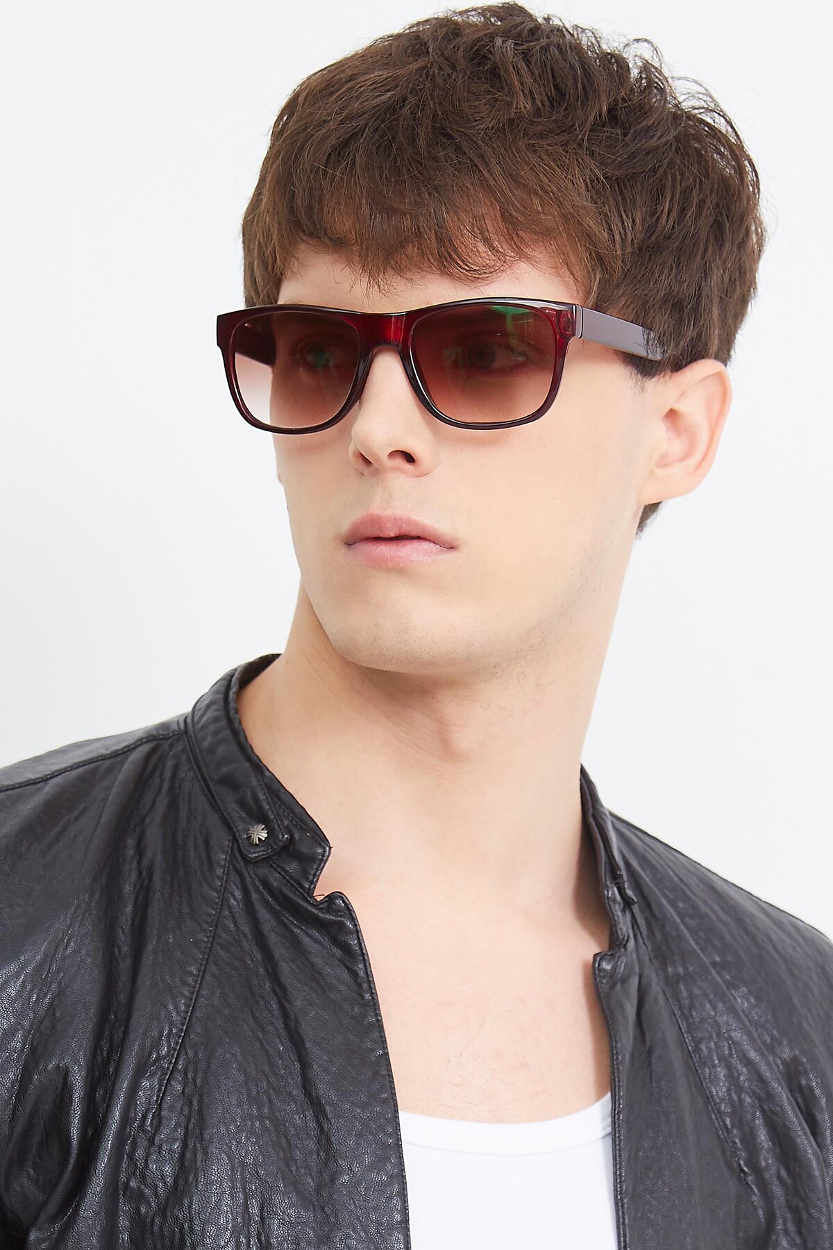 Men's lifestyle photography (portrait-2) of SSR213 in Wine with Purple Gradient Lenses