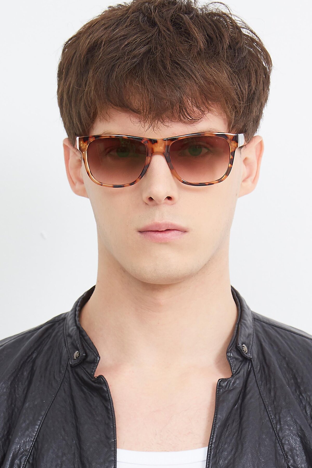 Men's lifestyle photography (portrait-1) of SSR213 in Translucent Tortoise with Brown Gradient Lenses