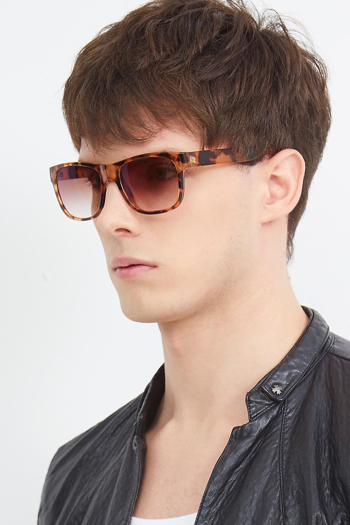 Men's lifestyle photography (portrait-2) of SSR213 in Translucent Tortoise with Brown Gradient Lenses
