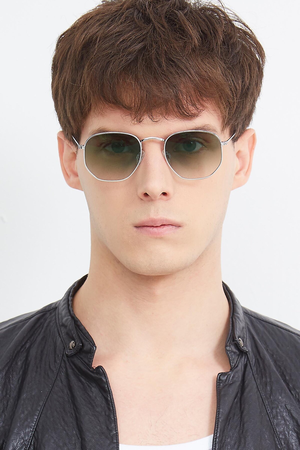 Men's lifestyle photography (portrait-1) of SSR1943 in Silver with Green Gradient Lenses