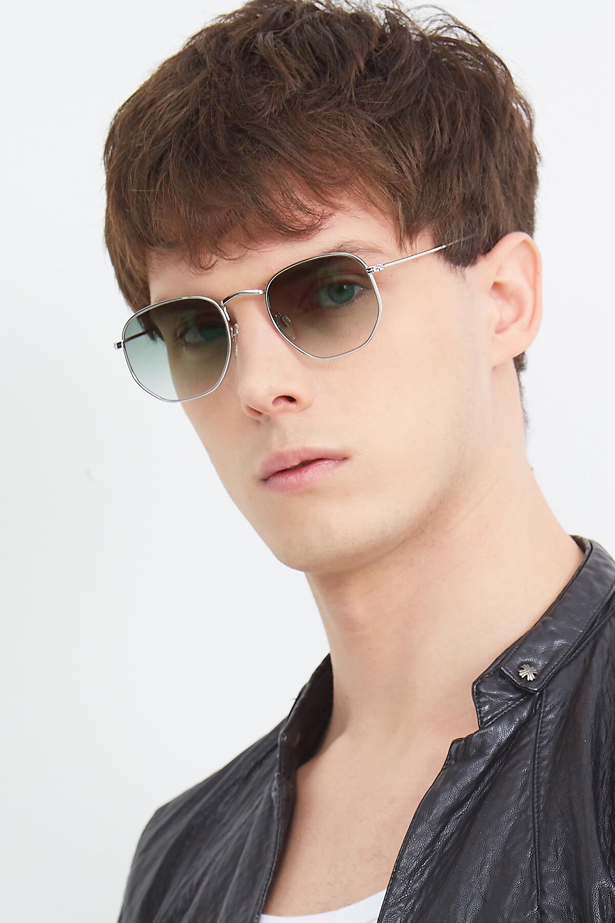 Men's lifestyle photography (portrait-2) of SSR1943 in Silver with Green Gradient Lenses