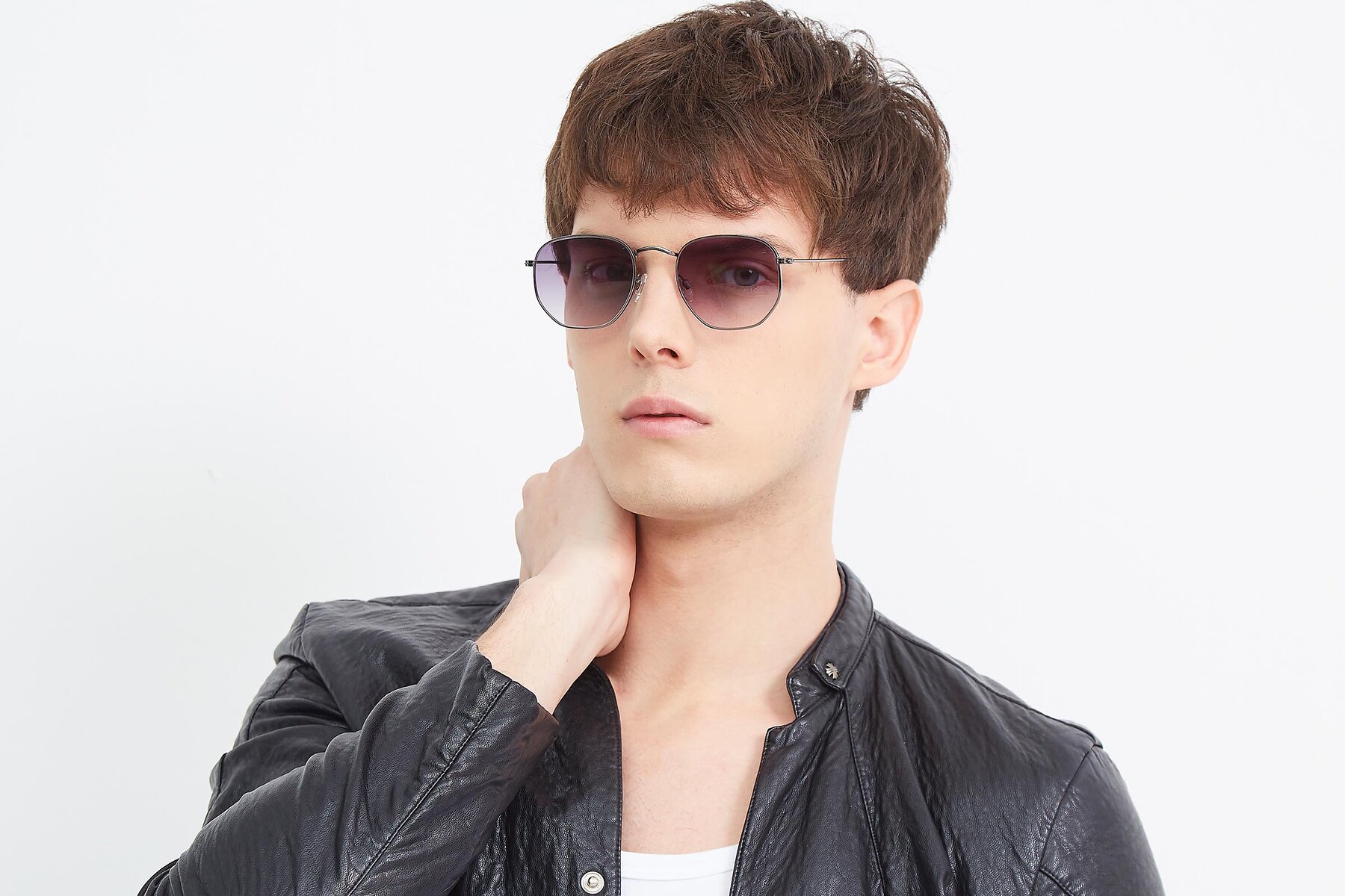Men's lifestyle photography (landscape-1) of SSR1943 in Grey with Gray Gradient Lenses