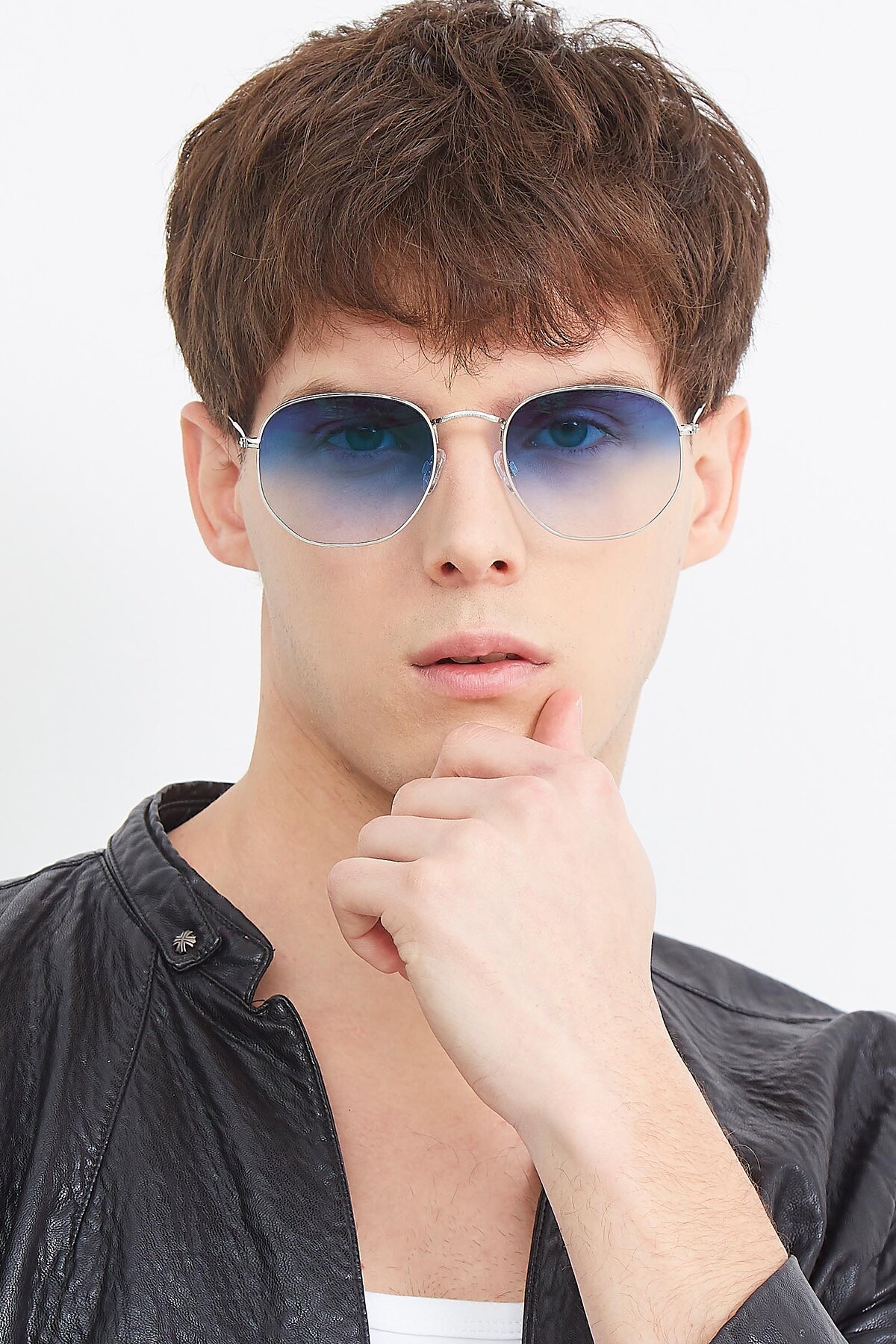 Men's lifestyle photography (portrait-1) of SSR1944 in Silver with Blue Gradient Lenses