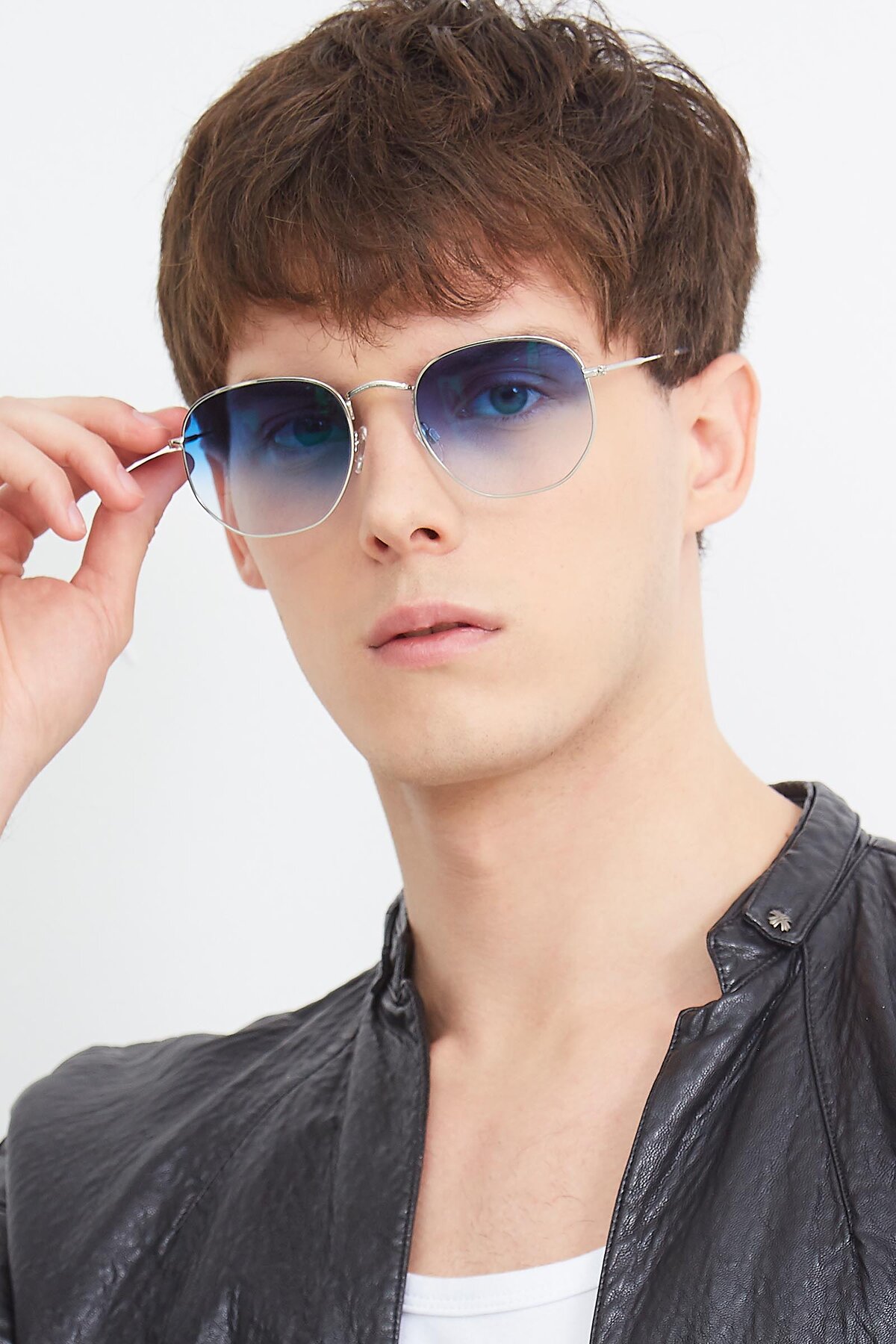 Men's lifestyle photography (portrait-2) of SSR1944 in Silver with Blue Gradient Lenses