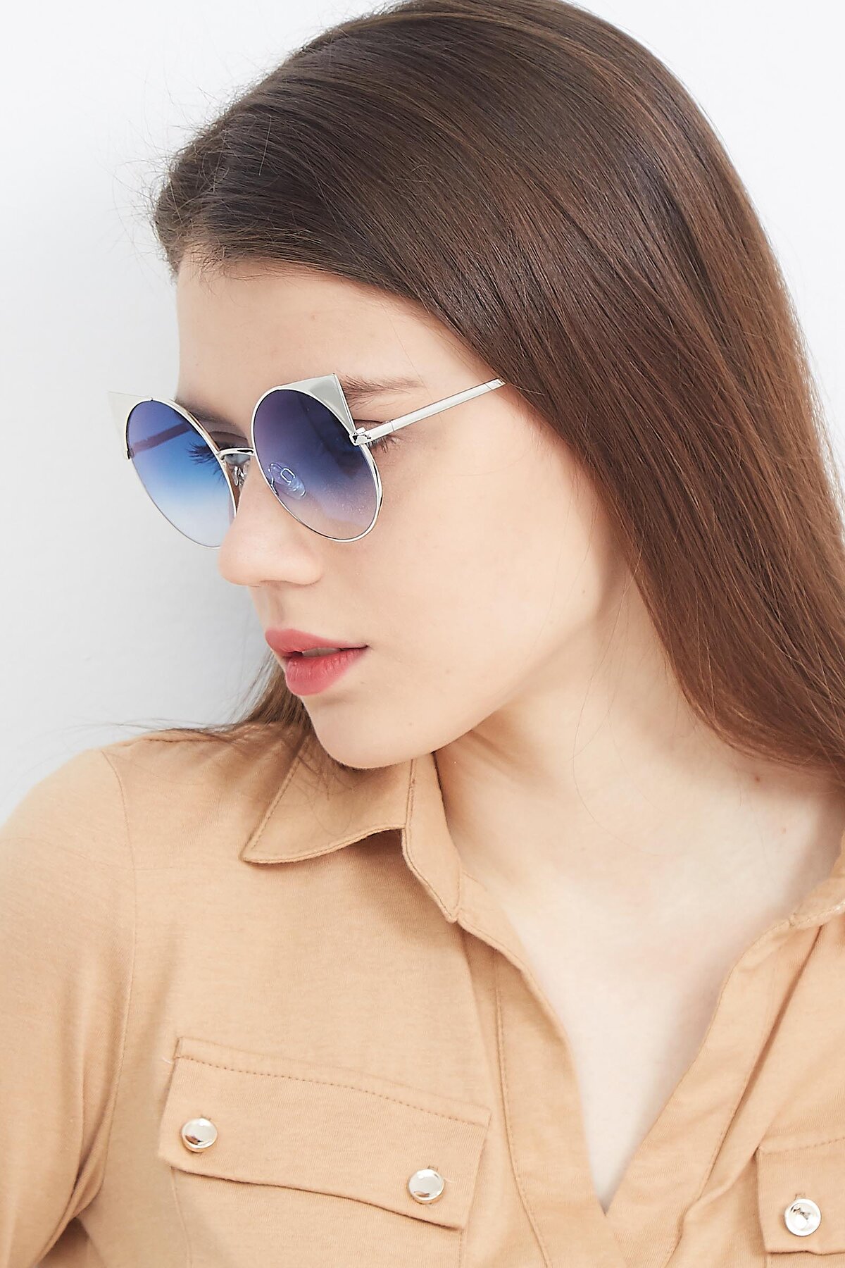 Women's lifestyle photography (portrait-2) of SSR1955 in Silver with Blue Gradient Lenses