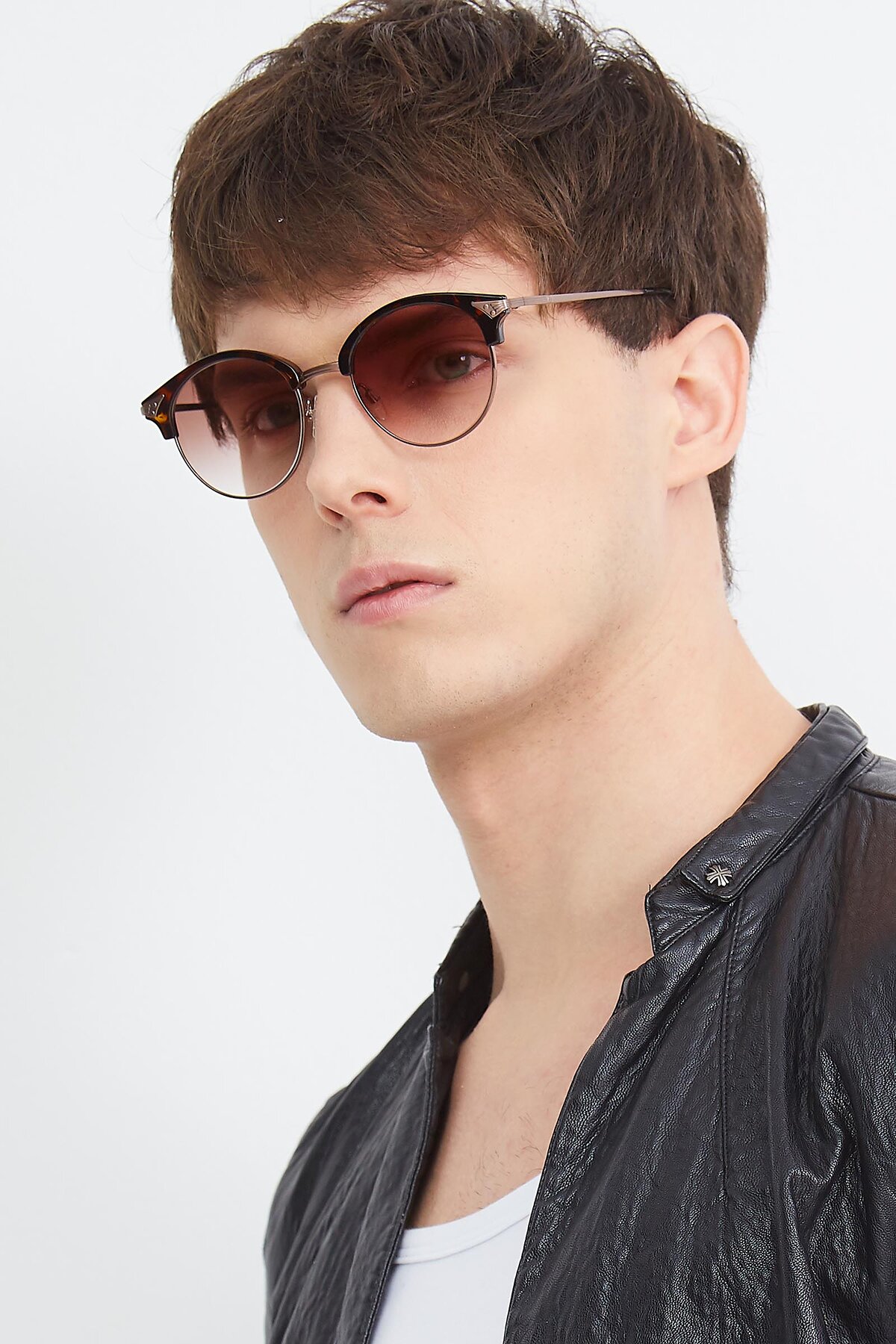 Men's lifestyle photography (portrait-2) of Hermione in Tortoise-Brown with Brown Gradient Lenses