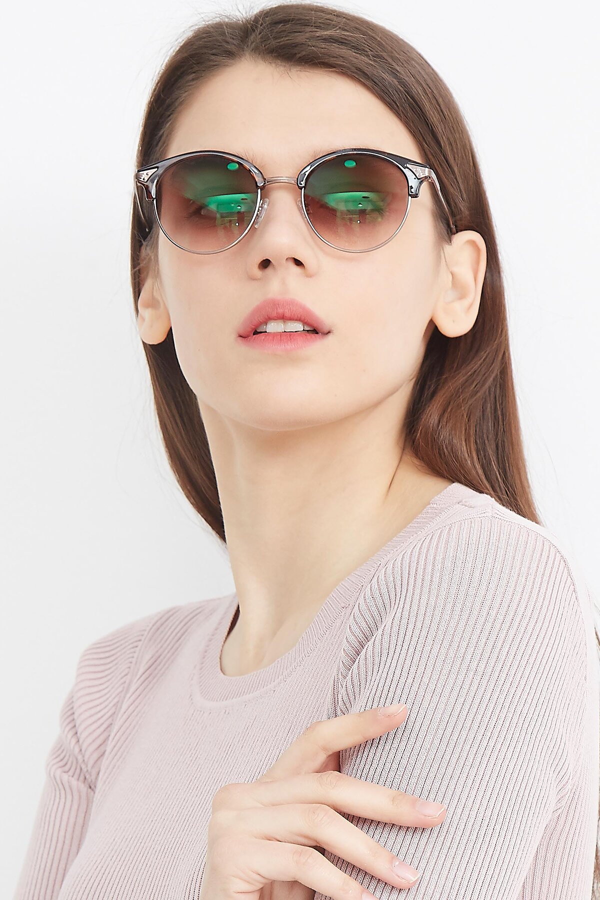 Women's lifestyle photography (portrait-1) of Hermione in Tortoise-Brown with Brown Gradient Lenses