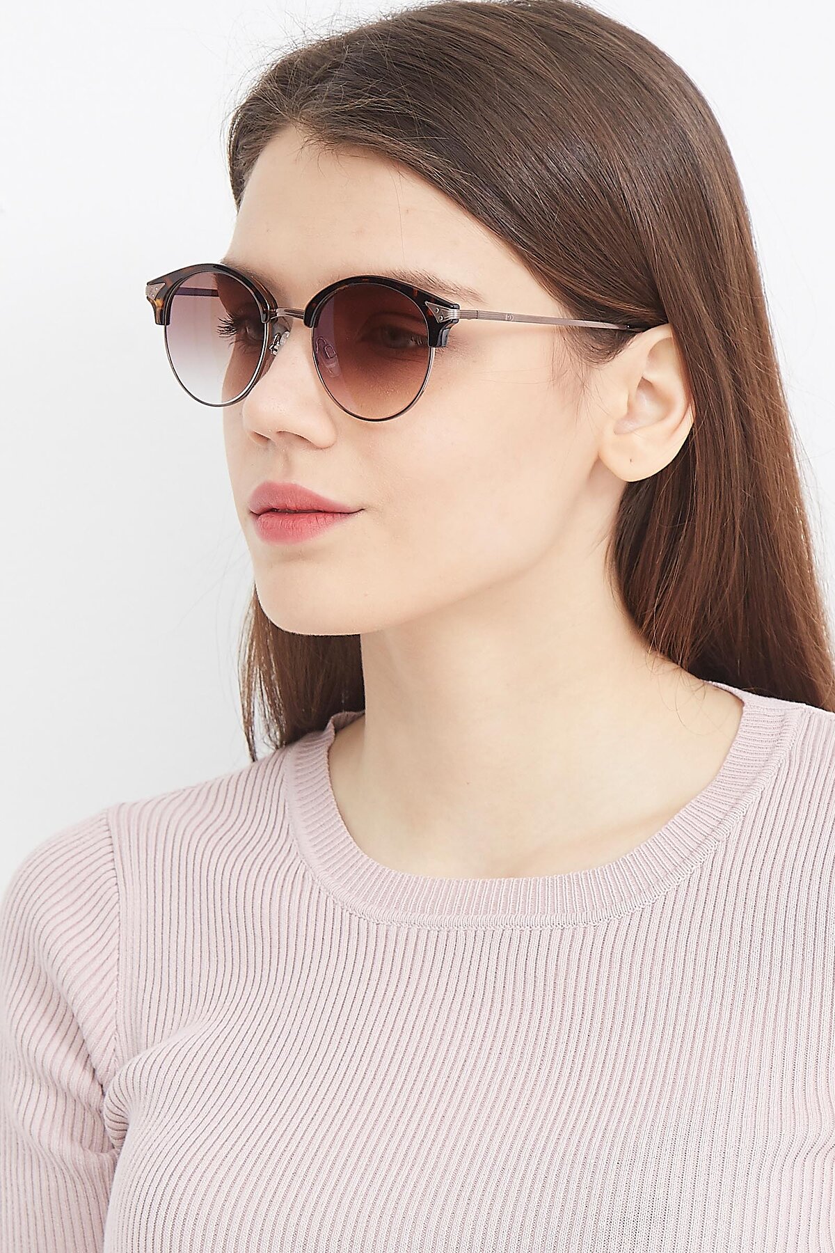 Women's lifestyle photography (portrait-2) of Hermione in Tortoise-Brown with Brown Gradient Lenses