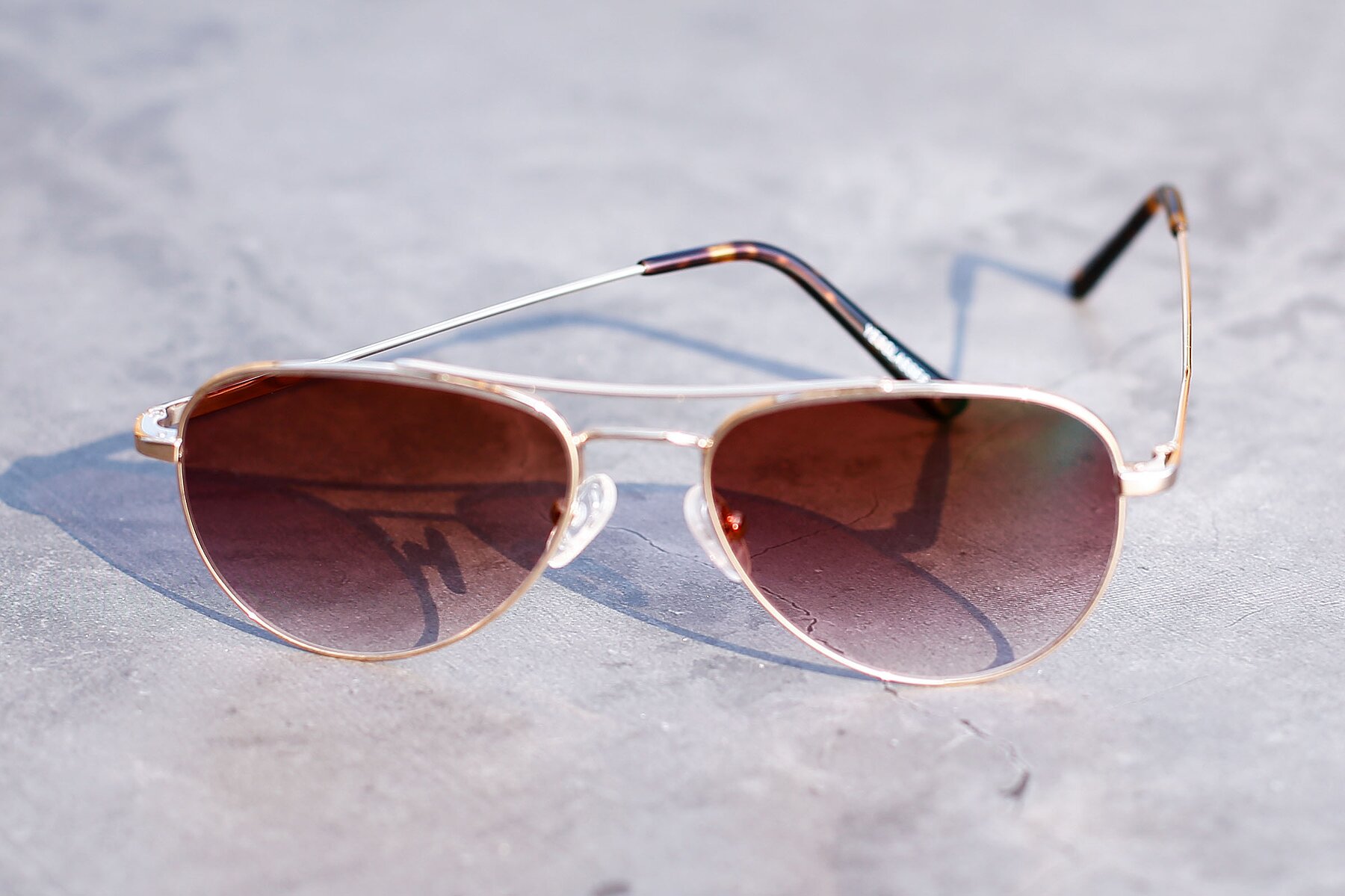 Lifestyle photography #2 of Richard in Gold with Brown Gradient Lenses
