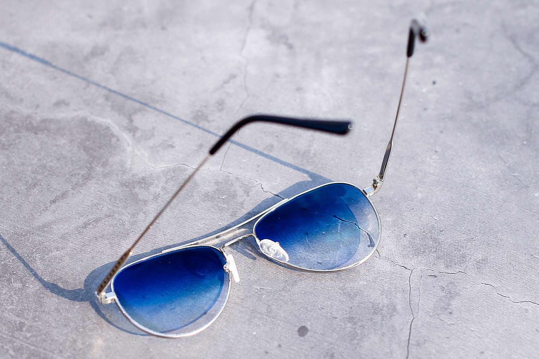 Lifestyle photography #4 of Richard in Silver with Blue Gradient Lenses
