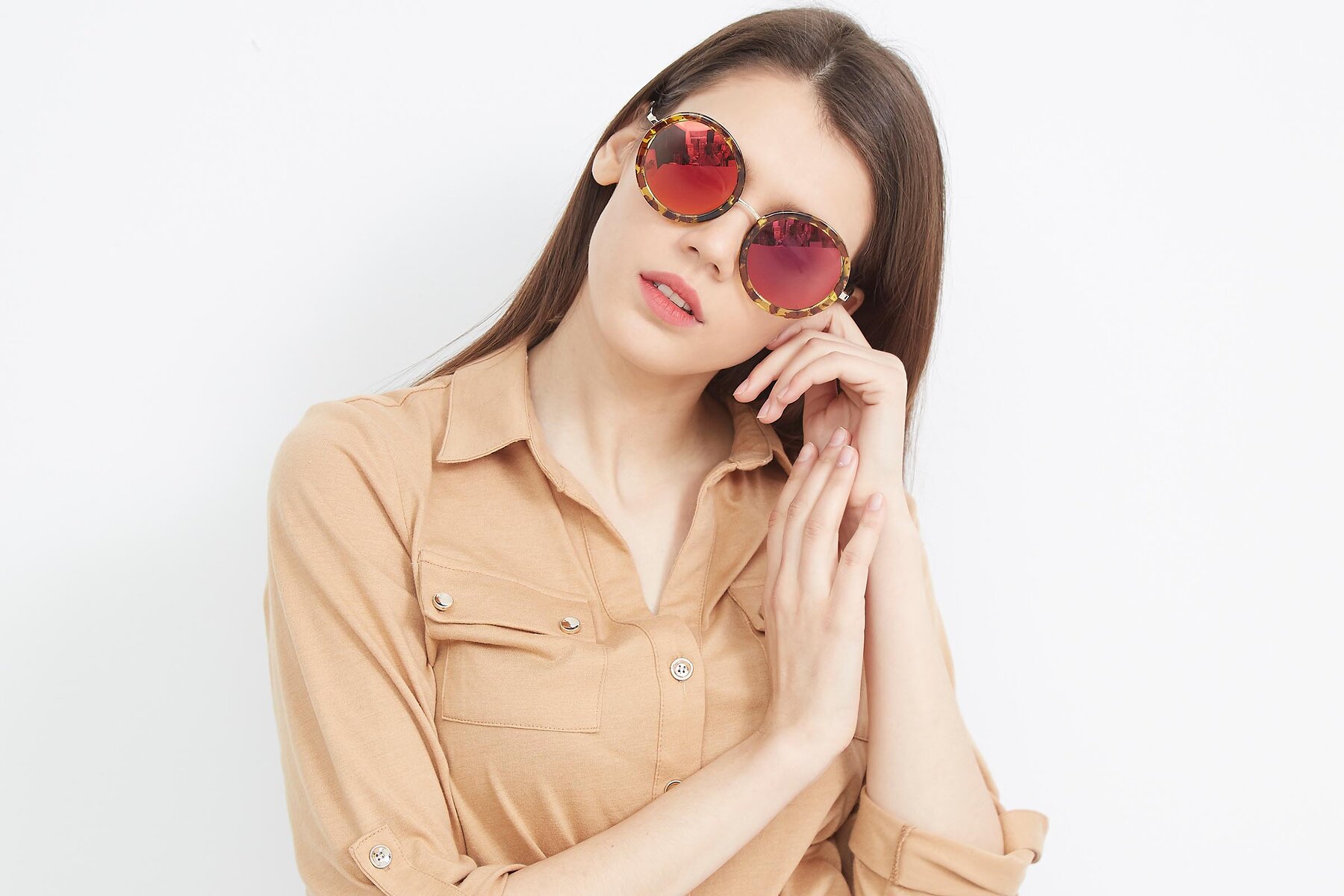 Women's lifestyle photography (landscape-1) of Bloom in Transparent Tortoise with Red Gold Mirrored Lenses