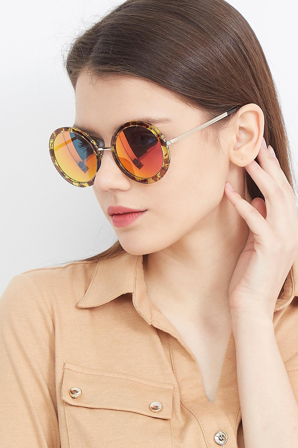 Women's lifestyle photography (portrait-2) of Bloom in Transparent Tortoise with Red Gold Mirrored Lenses