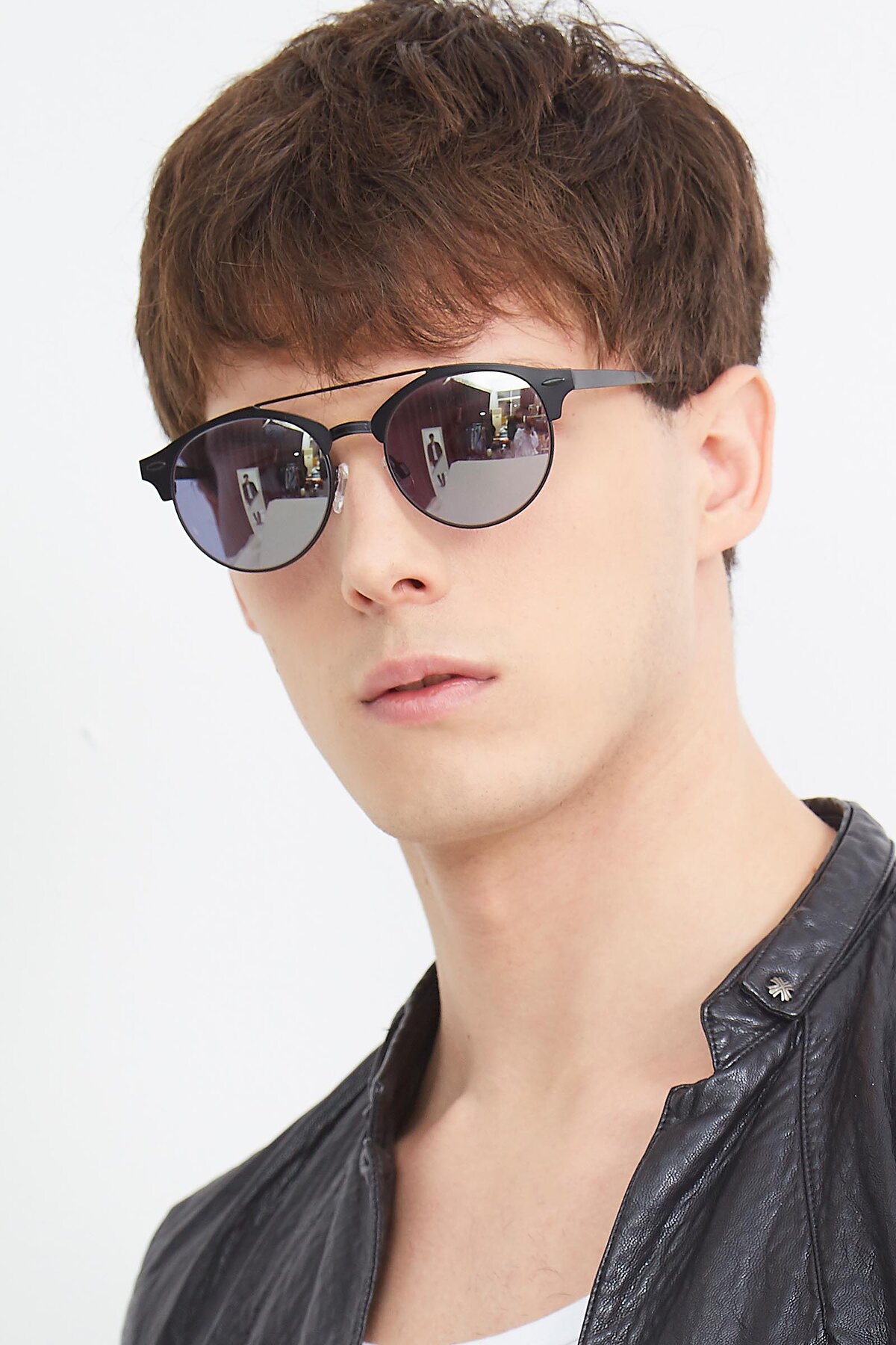 Men's lifestyle photography (portrait-1) of SSR183 in Black with Silver Mirrored Lenses