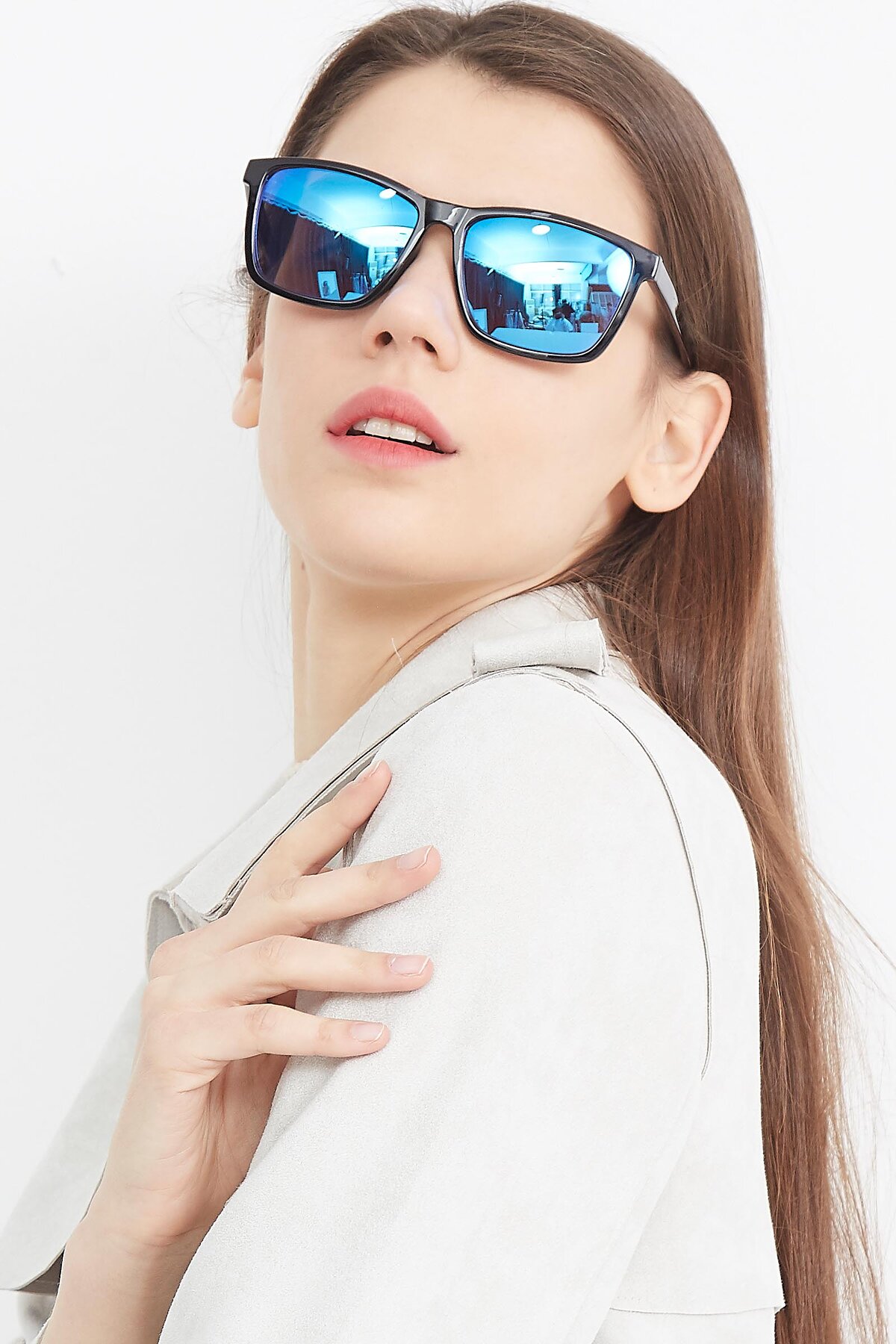 Women's lifestyle photography (portrait-1) of Sheldon in Tortoise with Blue Mirrored Lenses