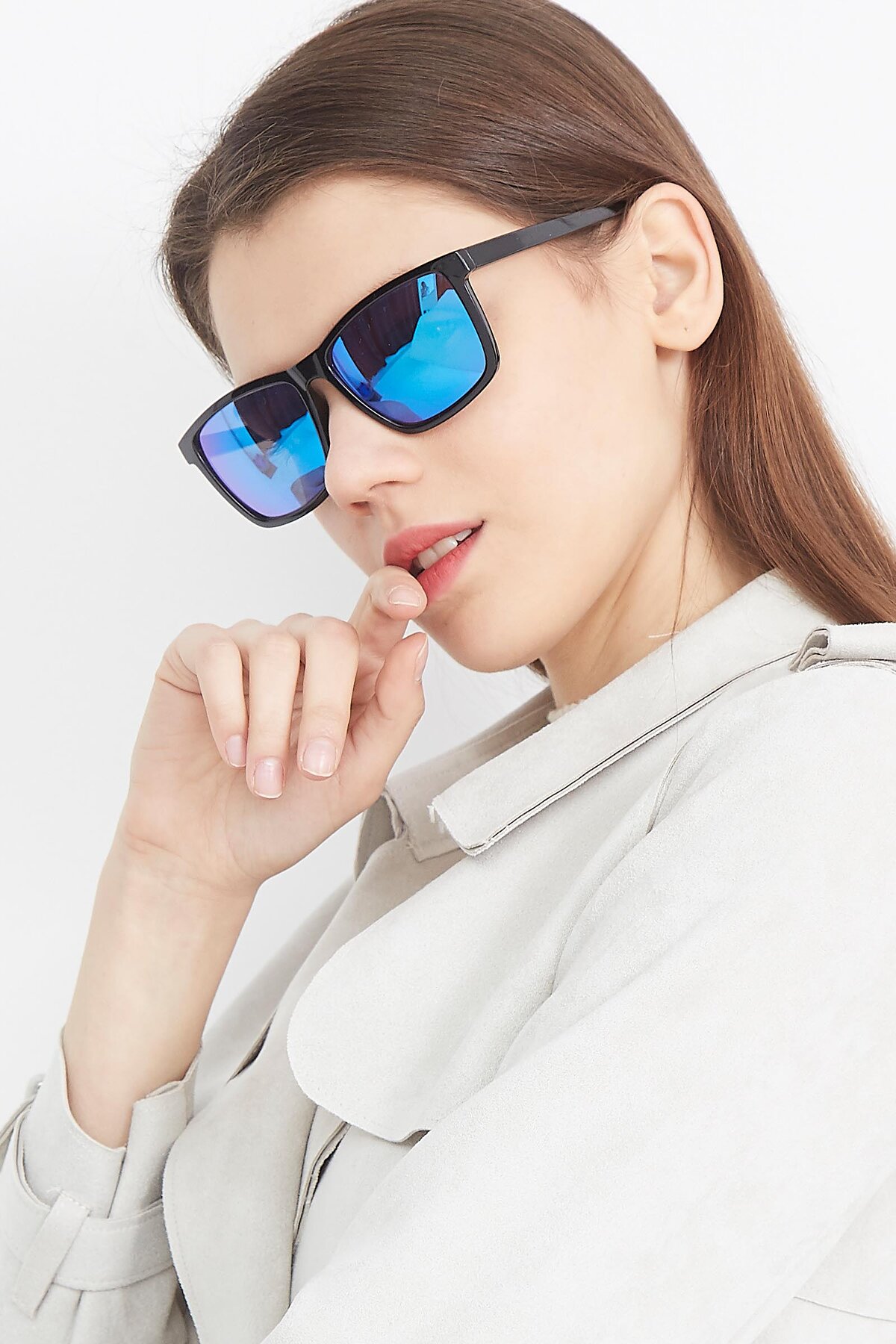 Women's lifestyle photography (portrait-2) of Sheldon in Tortoise with Blue Mirrored Lenses