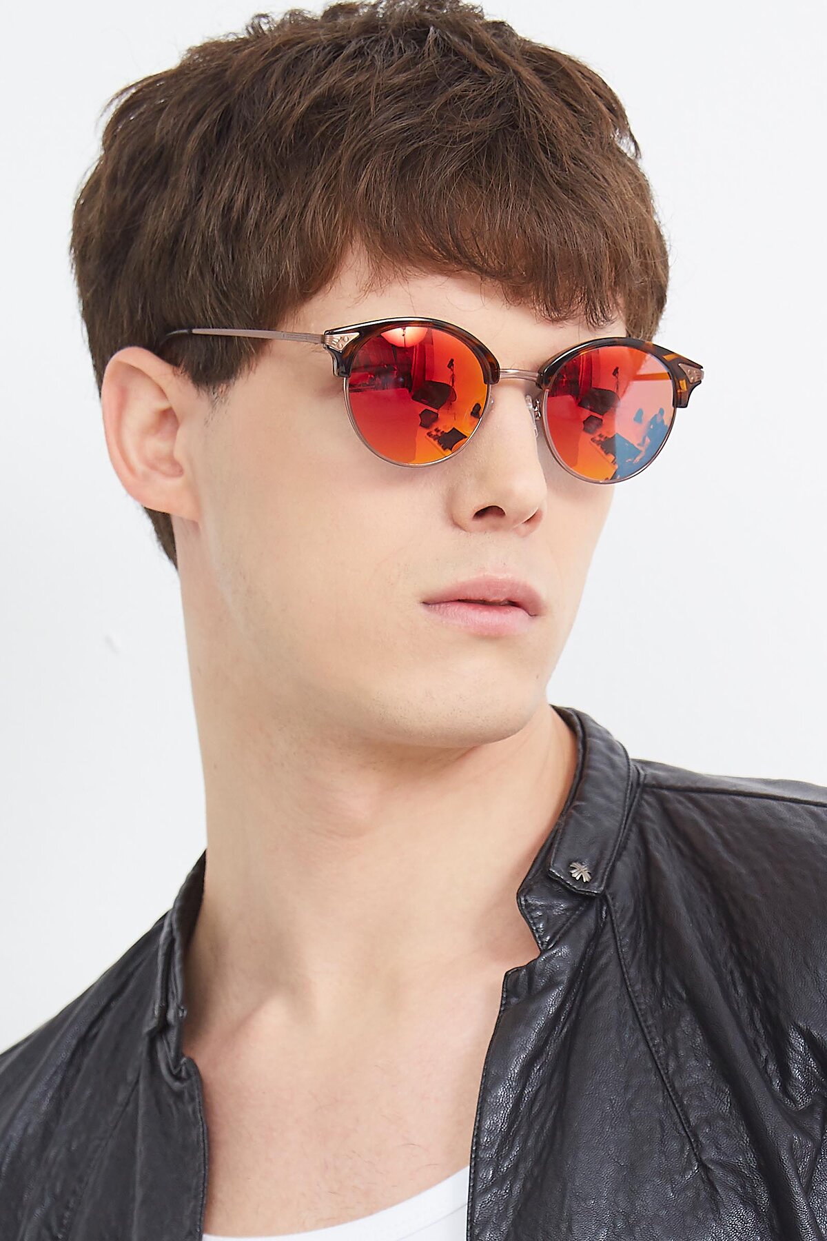 Men's lifestyle photography (portrait-2) of Hermione in Tortoise-Brown with Red Gold Mirrored Lenses