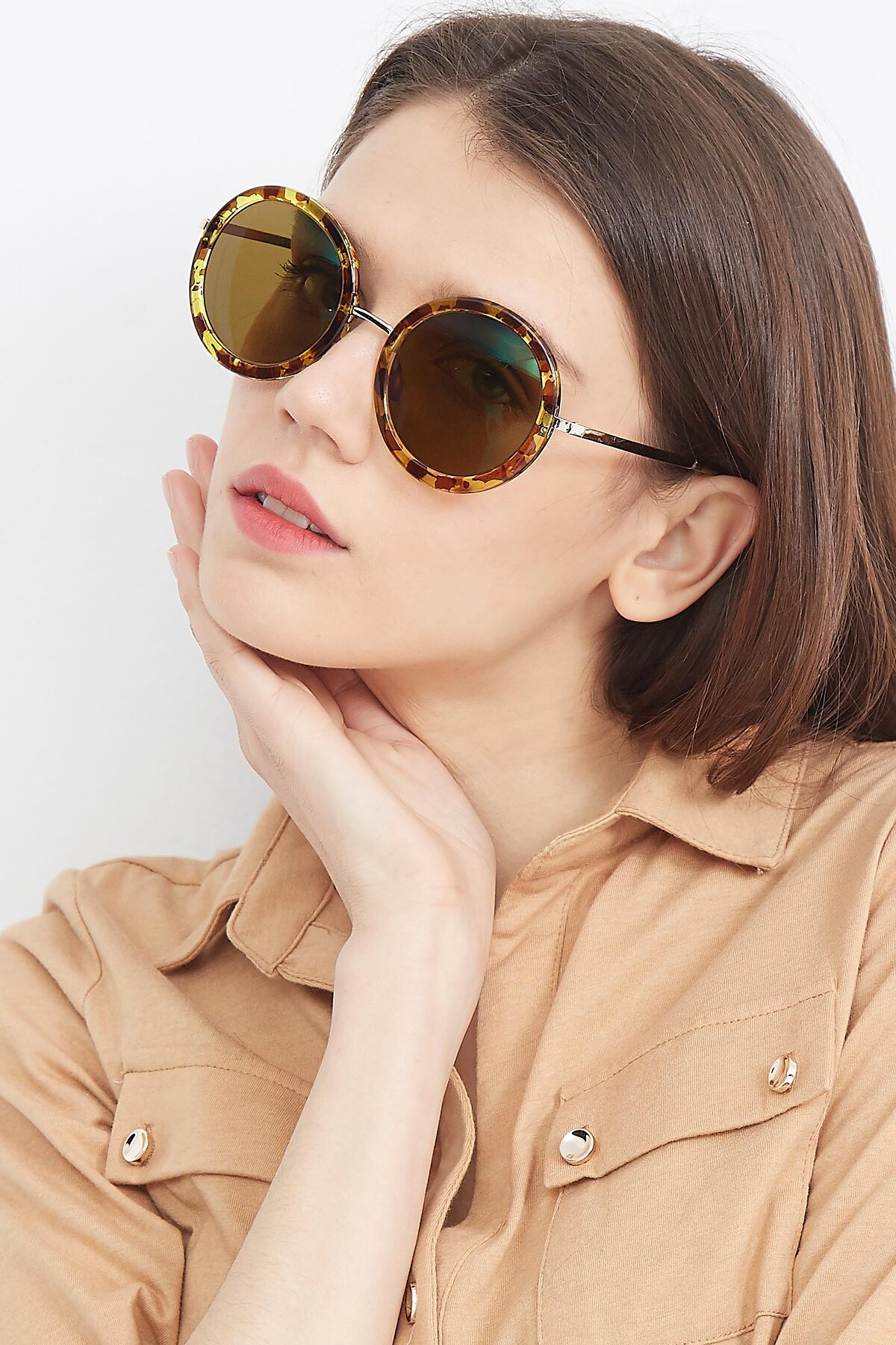 Women's lifestyle photography (portrait-2) of Bloom in Transparent Tortoise with Brown Polarized Lenses