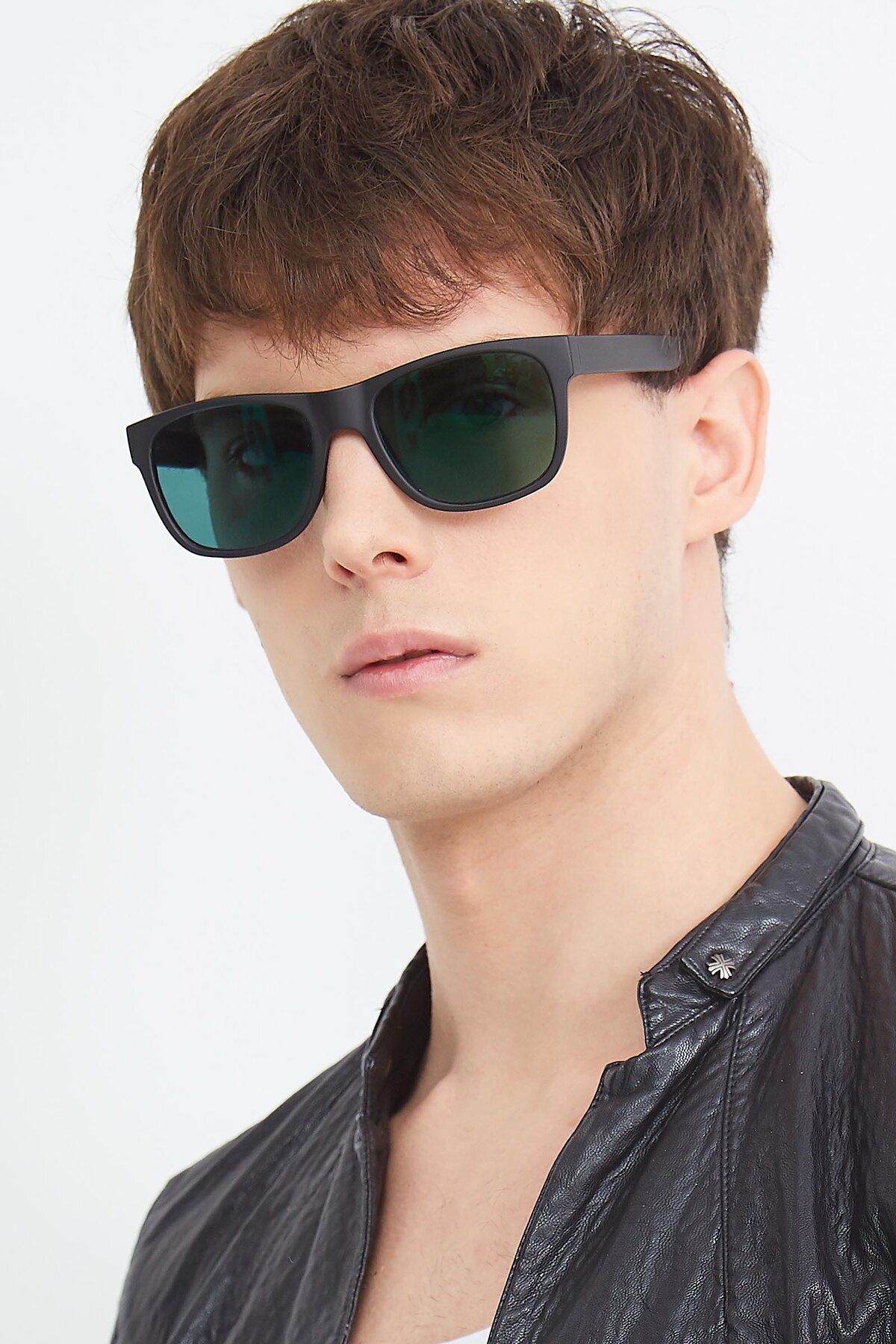 Men's lifestyle photography (portrait-1) of SSR213 in Matte Black with Green Polarized Lenses