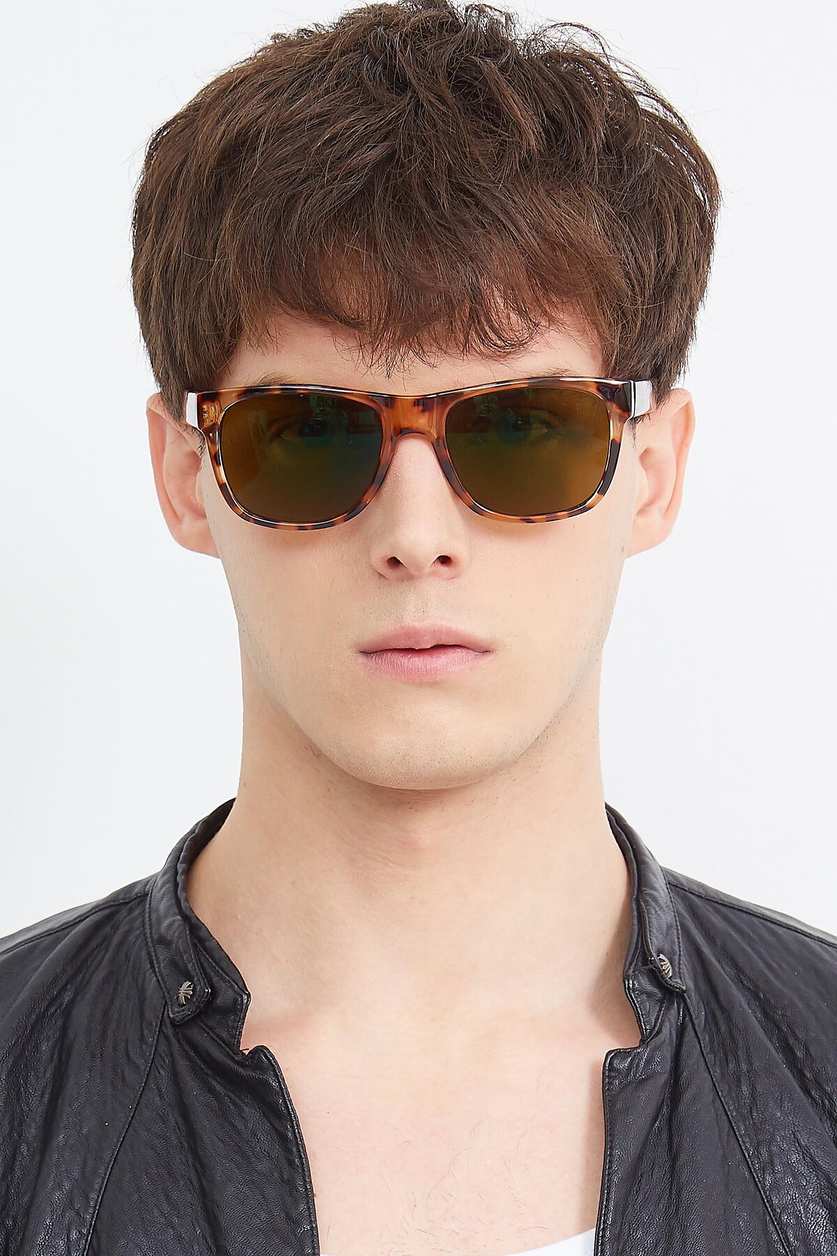 Men's lifestyle photography (portrait-1) of SSR213 in Translucent Tortoise with Brown Polarized Lenses