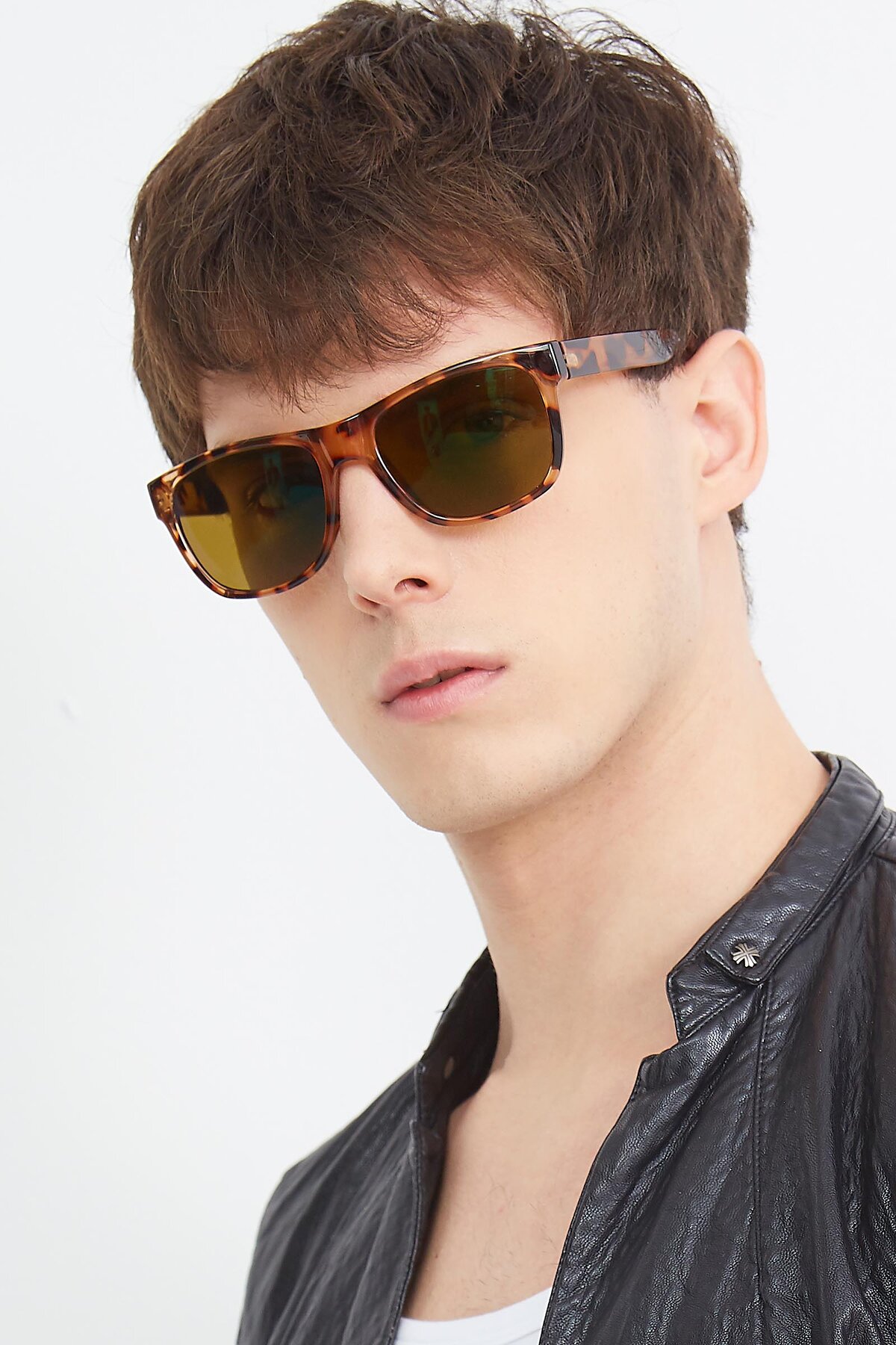 Men's lifestyle photography (portrait-2) of SSR213 in Translucent Tortoise with Brown Polarized Lenses