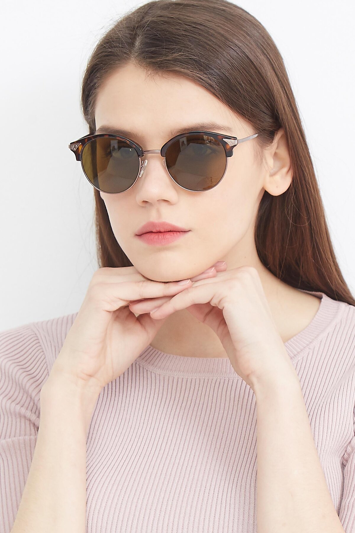 Women's lifestyle photography (portrait-1) of Hermione in Tortoise-Brown with Brown Polarized Lenses