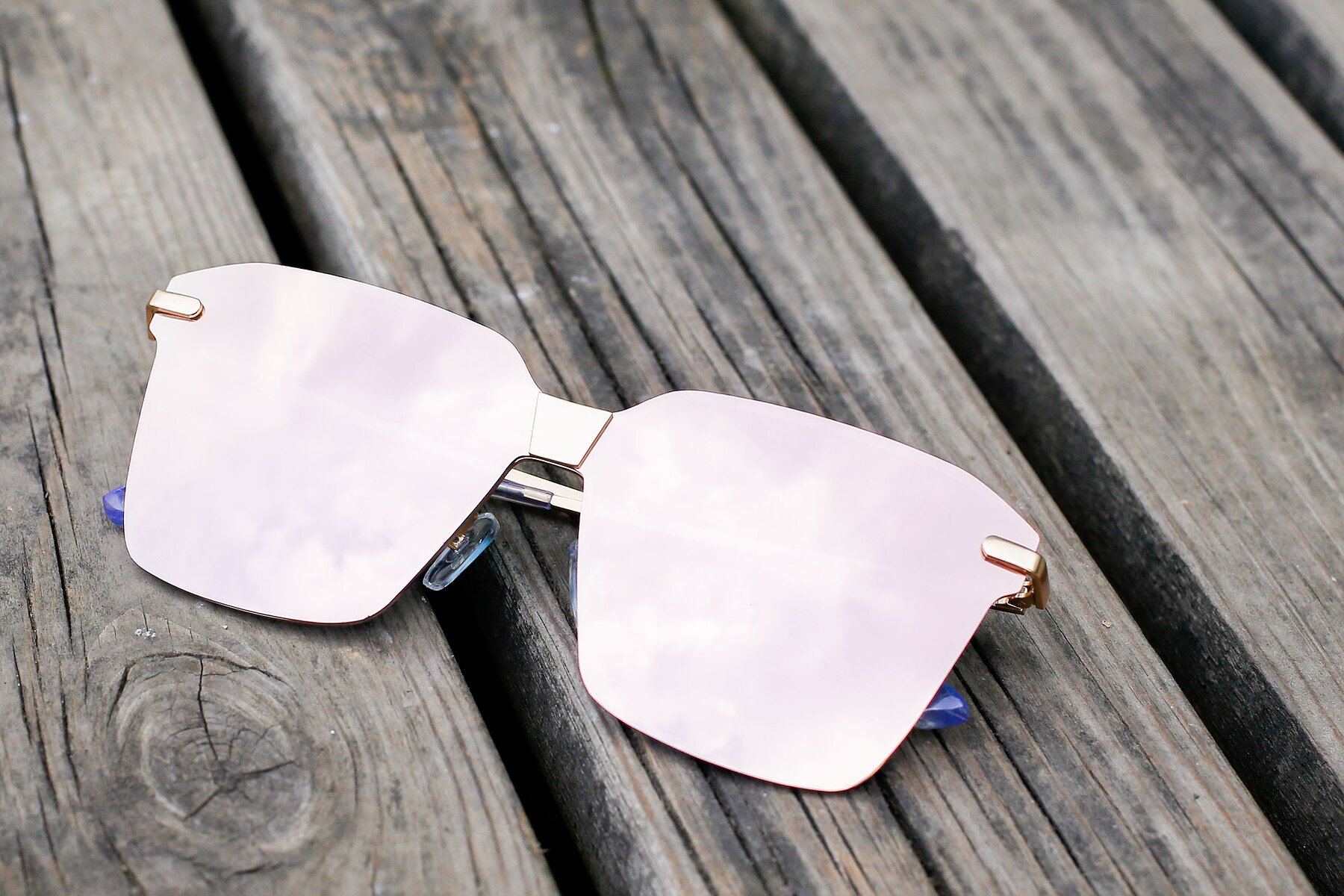 Lifestyle photography #1 of J2701 in Gold with Pink Mirrored TAC Lenses